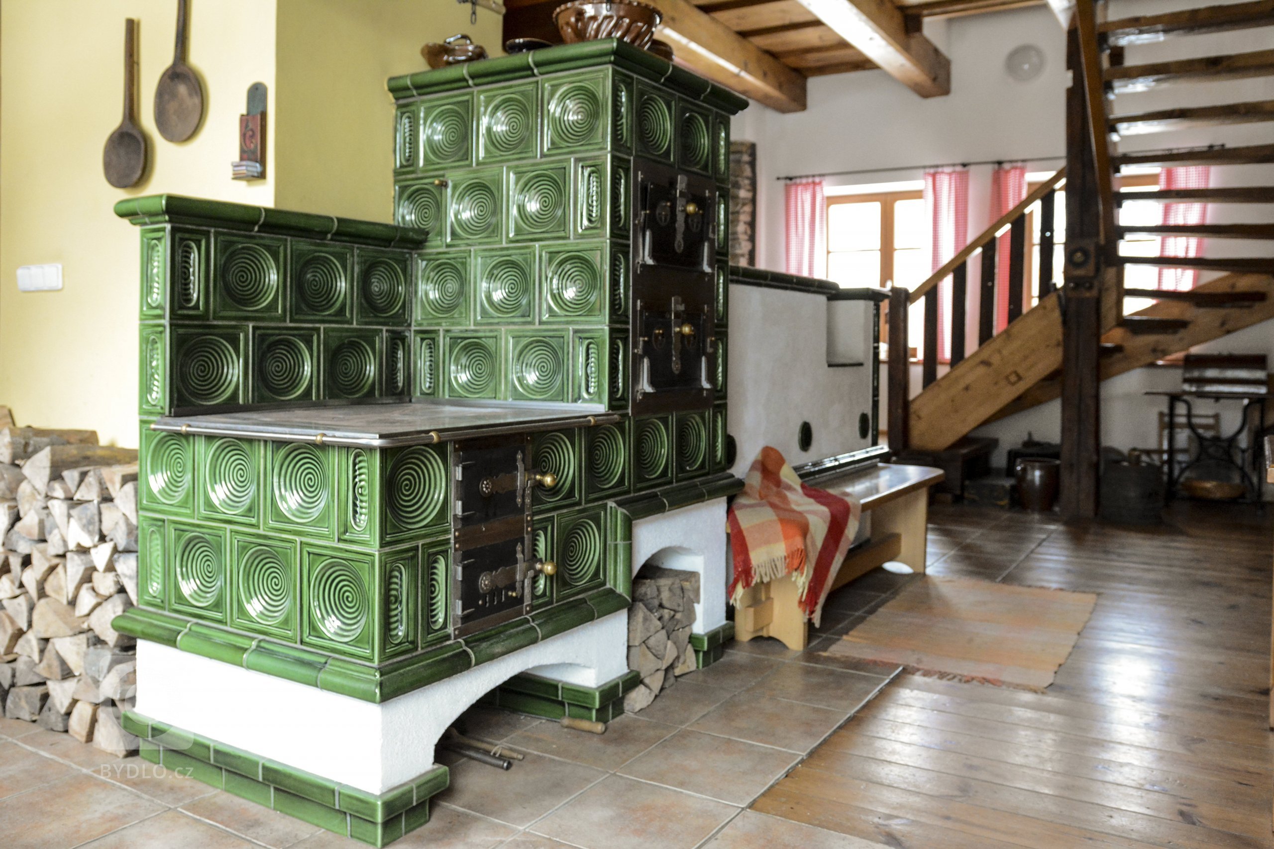 Kachlový sporák s vytápěným&nbsp;ležením. Součástí jsou také dvě trouby. Realizoval Mojmír Jauernig. Keramika K&amp;K POKER Kamnářství Bechyně, kachle Šnek…