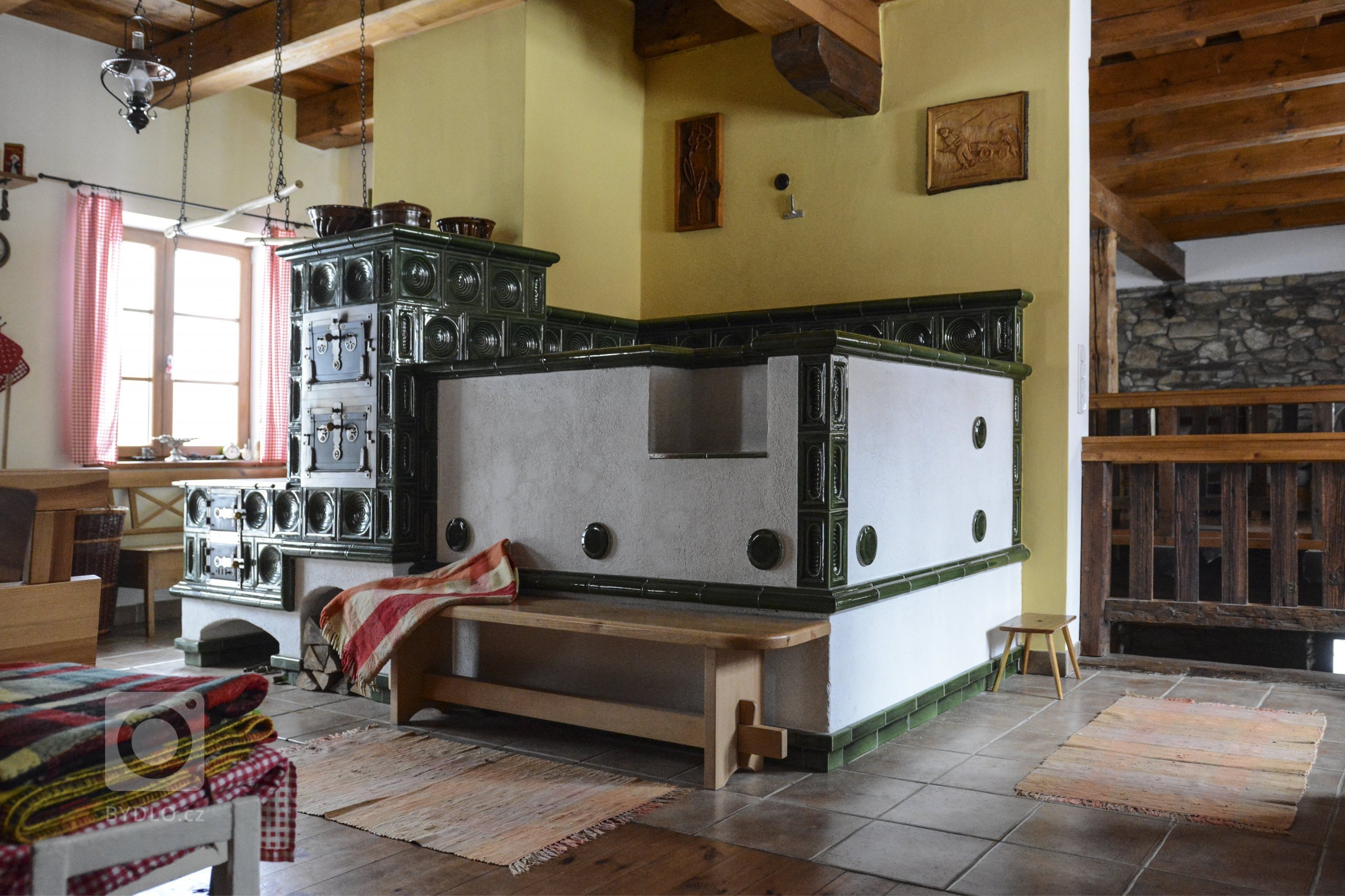 Kachlový sporák s vytápěným&nbsp;ležením. Součástí jsou také dvě trouby. Realizoval Mojmír Jauernig. Keramika K&amp;K POKER Kamnářství Bechyně, kachle Šnek…