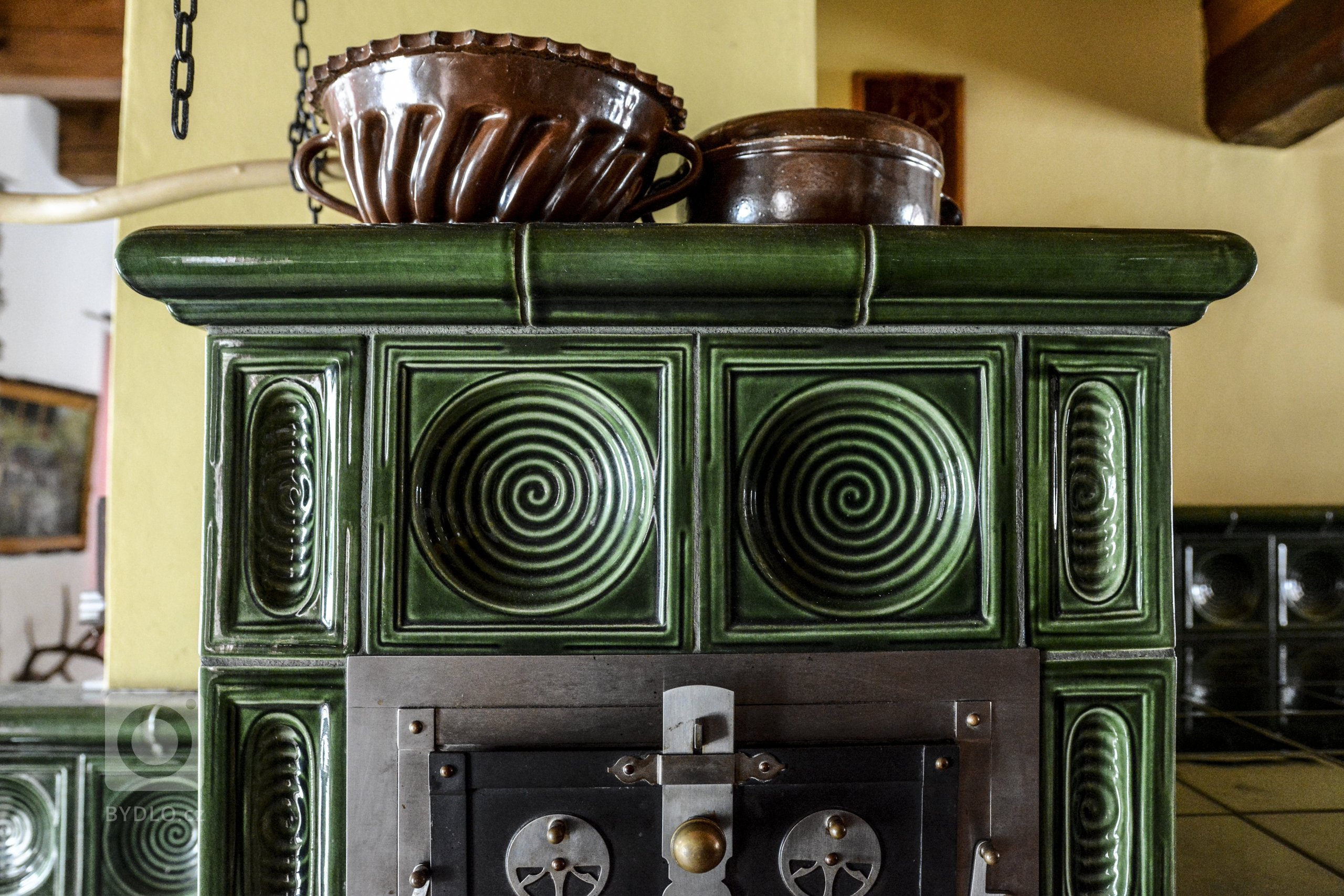 Kachlový sporák s vytápěným&nbsp;ležením. Součástí jsou také dvě trouby. Realizoval Mojmír Jauernig. Keramika K&amp;K POKER Kamnářství Bechyně, kachle Šnek…