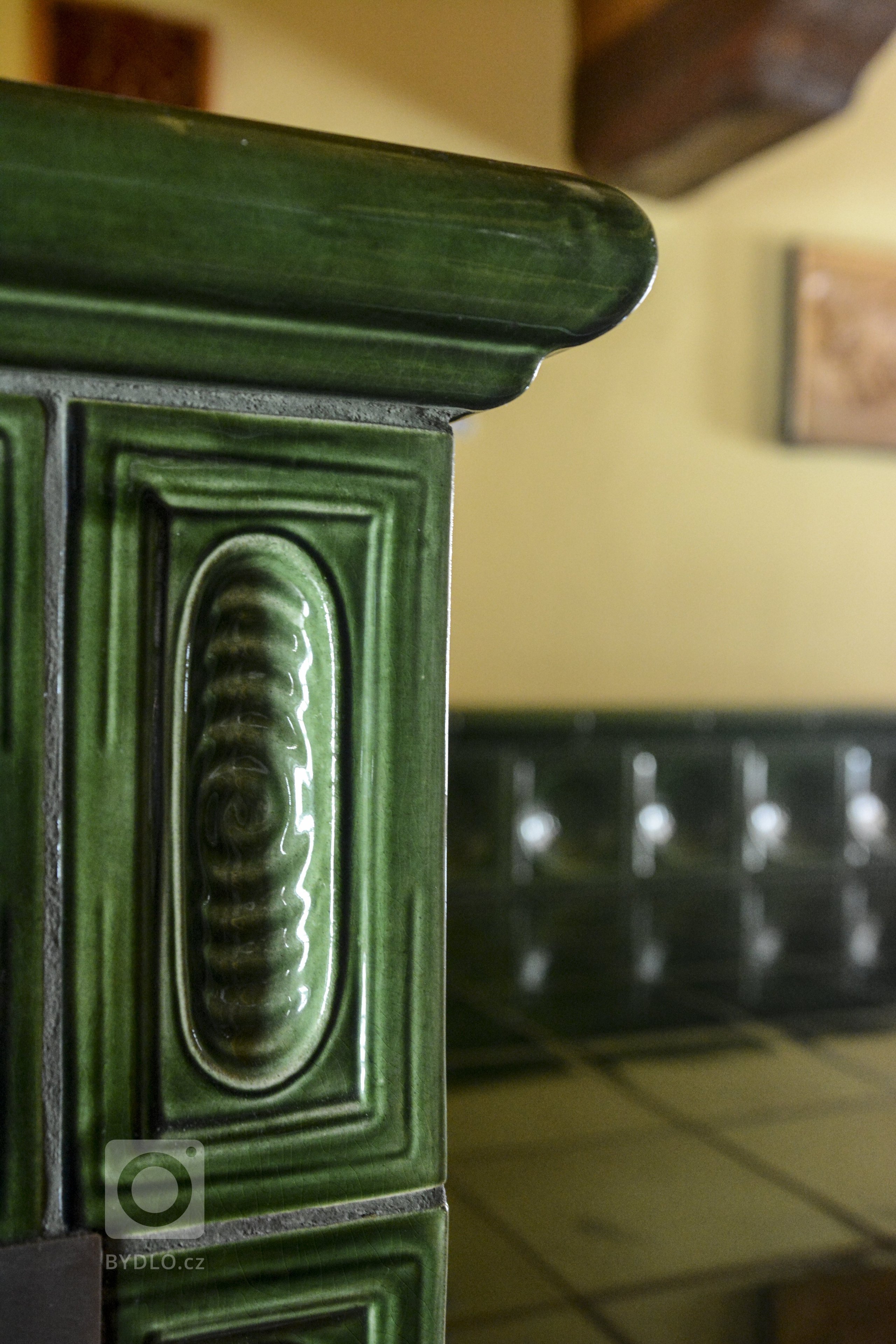 Kachlový sporák s vytápěným&nbsp;ležením. Součástí jsou také dvě trouby. Realizoval Mojmír Jauernig. Keramika K&amp;K POKER Kamnářství Bechyně, kachle Šnek…