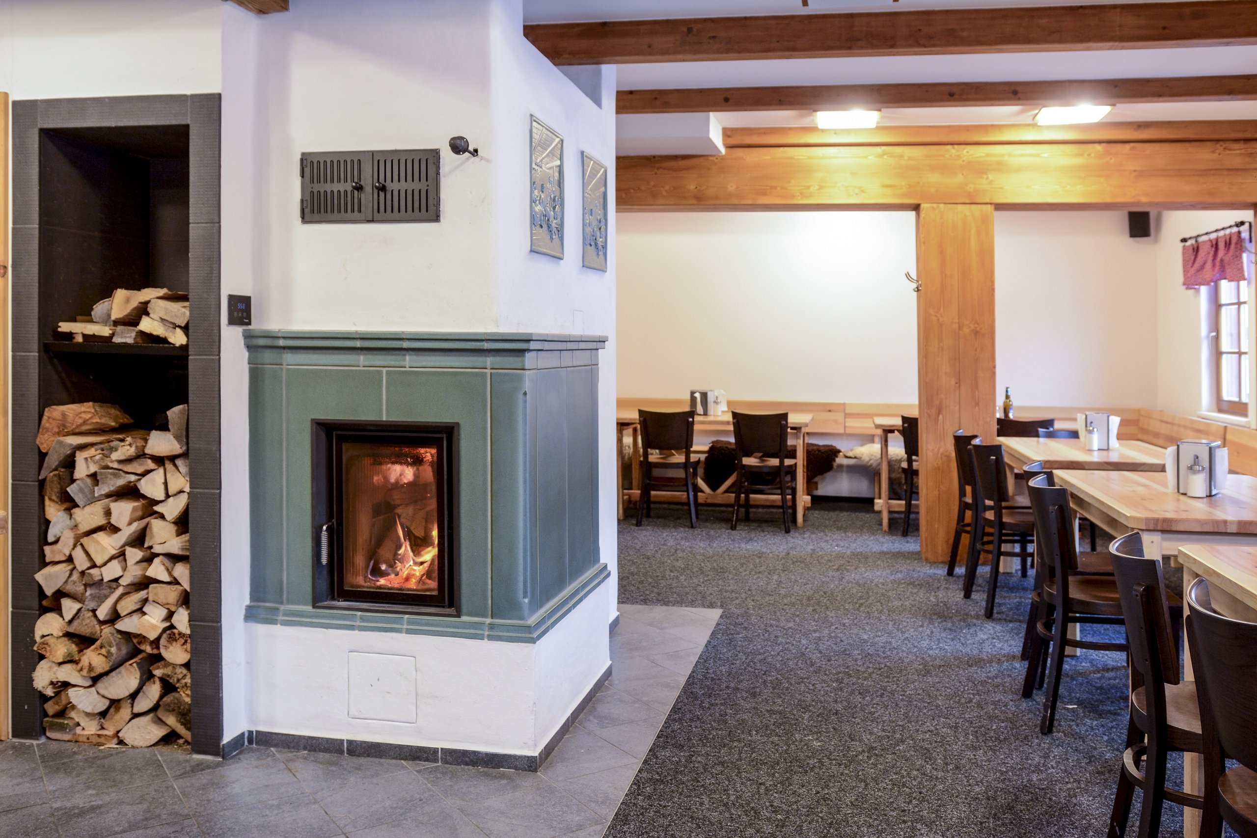 Kamna s teplovodní kamnovou vložkou Brunner HKD 2.2SK, která dokáže jako jediný zdroj vytopit i větší objekty. Kachle z produkce K&amp;K POKER Kamnářství…