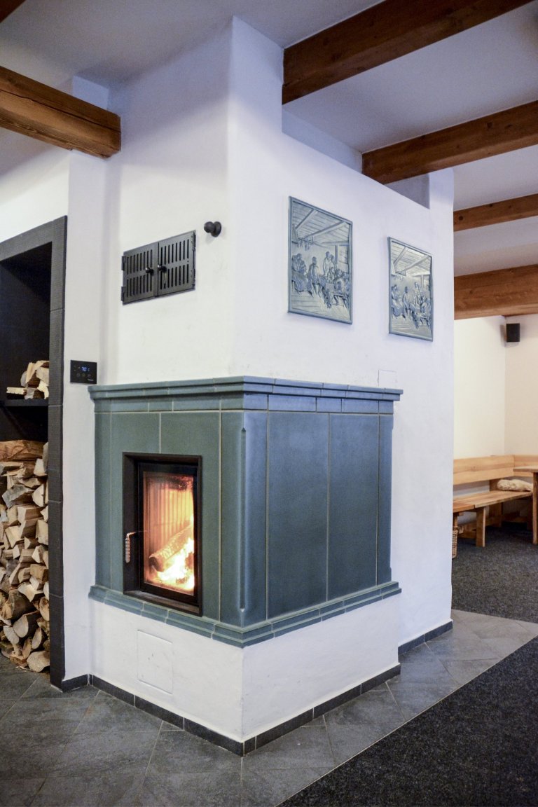 Kamna s teplovodní kamnovou vložkou Brunner HKD 2.2SK, která dokáže jako jediný zdroj vytopit i větší objekty. Kachle z produkce K&amp;K POKER Kamnářství…