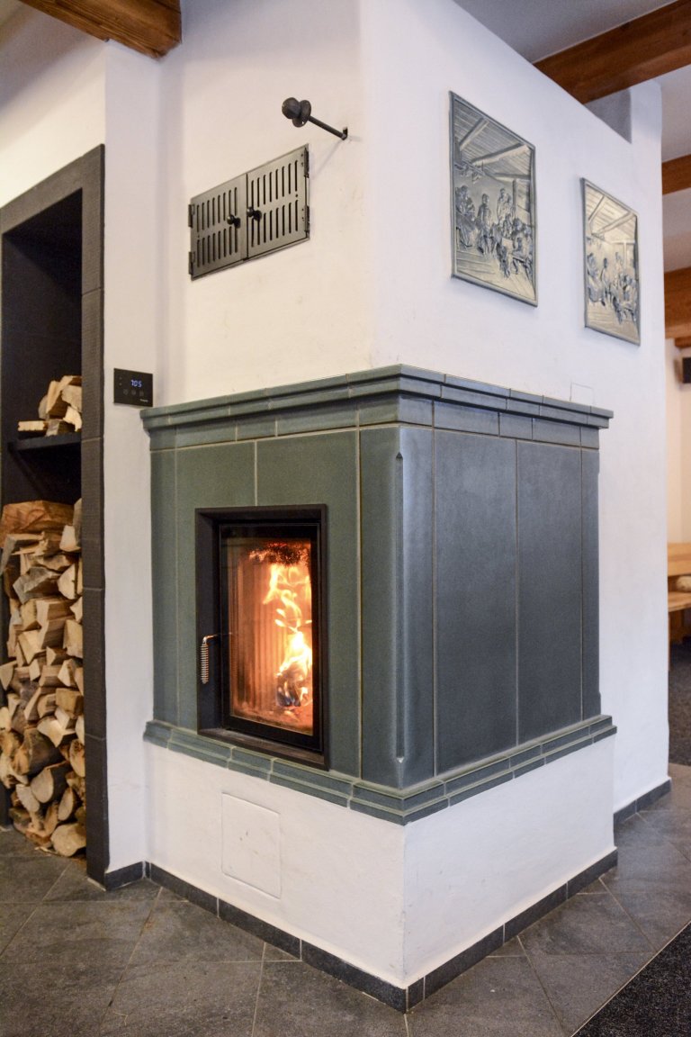 Kamna s teplovodní kamnovou vložkou Brunner HKD 2.2SK, která dokáže jako jediný zdroj vytopit i větší objekty. Kachle z produkce K&amp;K POKER Kamnářství…