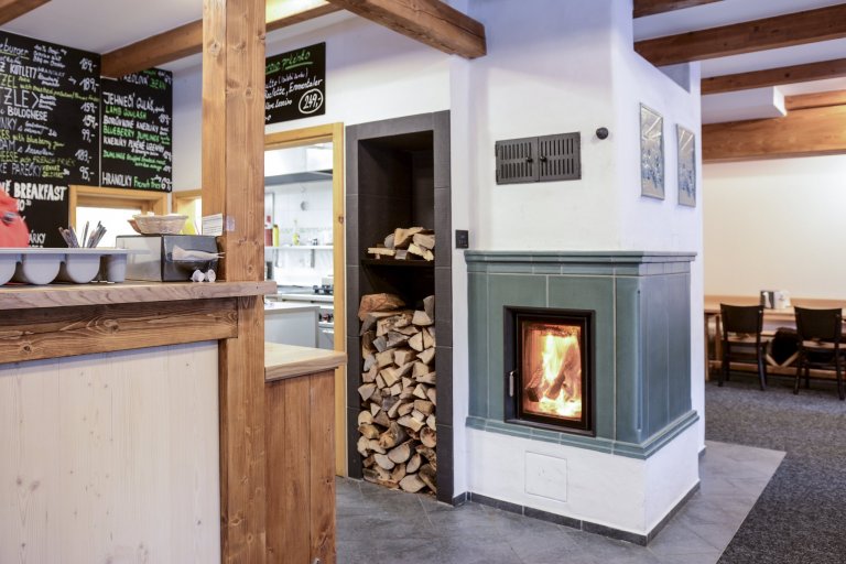 Kamna s teplovodní kamnovou vložkou Brunner HKD 2.2SK, která dokáže jako jediný zdroj vytopit i větší objekty. Kachle z produkce K&amp;K POKER Kamnářství…