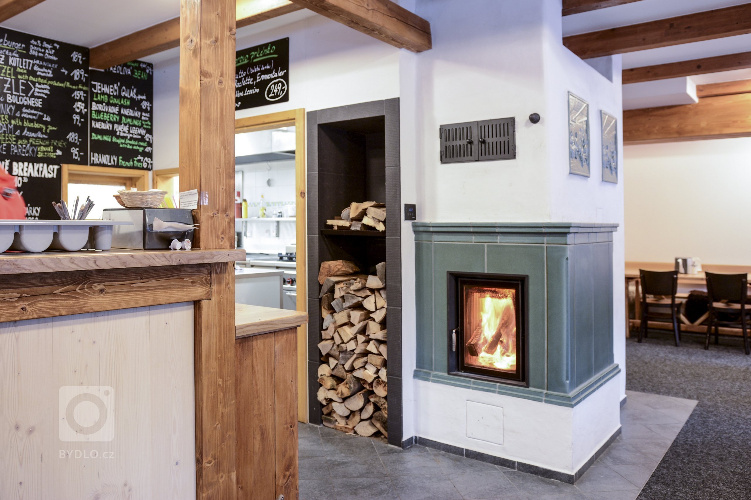 Kamna s teplovodní kamnovou vložkou Brunner HKD 2.2SK, která dokáže jako jediný zdroj vytopit i větší objekty. Kachle z produkce K&amp;K POKER Kamnářství…