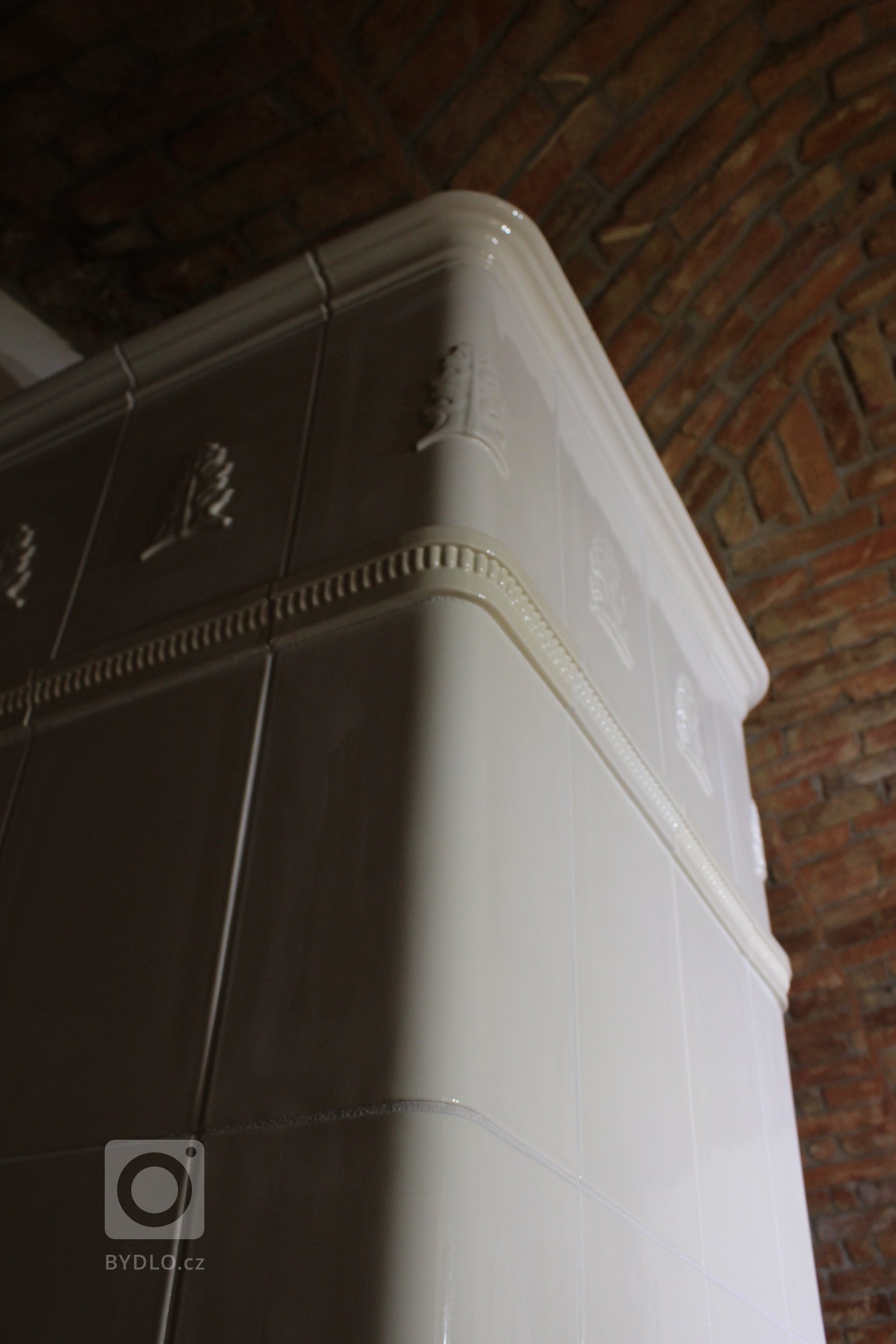 Motiv Lenner na realizaci sloupových kamen z jidřichohradeckého Kamnářství K-3. Kachle K&amp;K POKER Kamnářství Bechyně, římsa viola.
