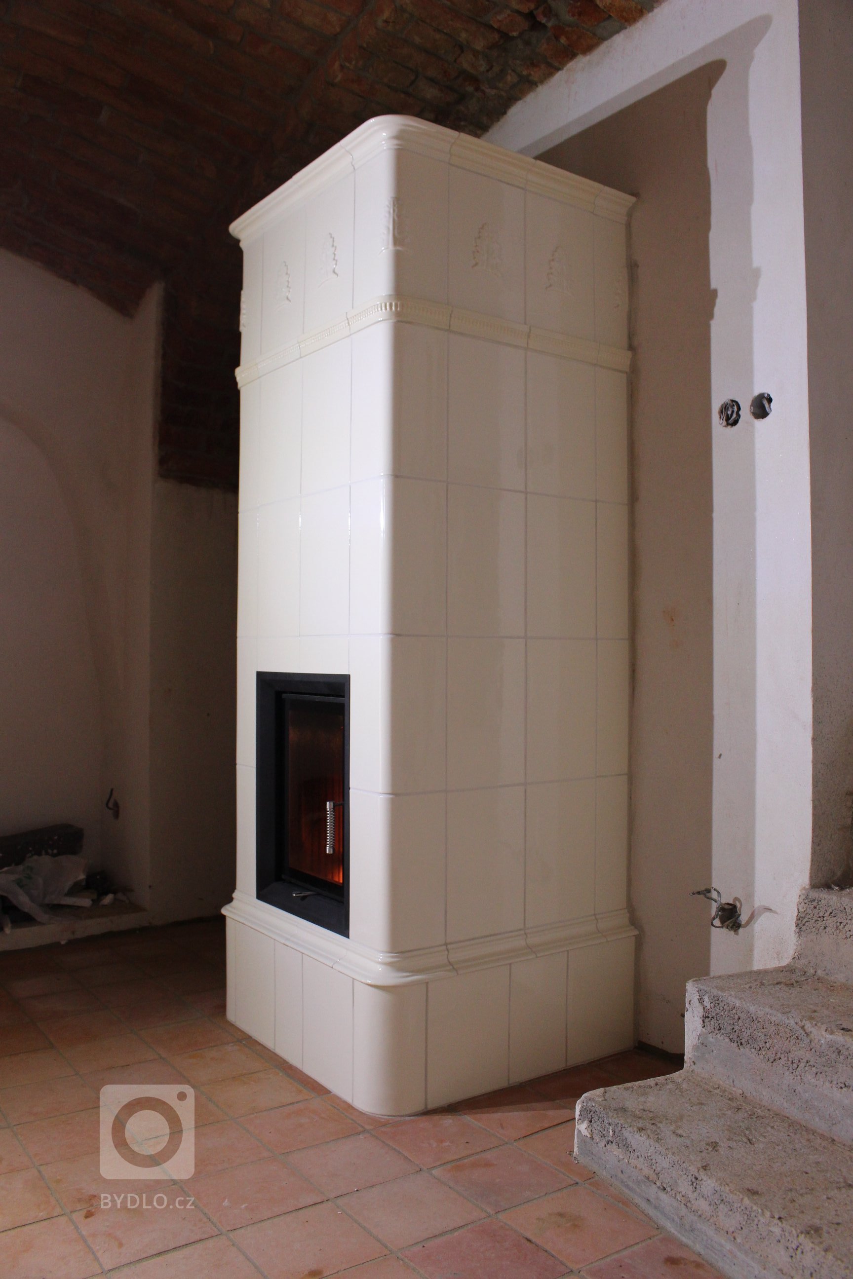 Motiv Lenner na realizaci sloupových kamen z jidřichohradeckého Kamnářství K-3. Kachle K&amp;K POKER Kamnářství Bechyně, římsa viola.
