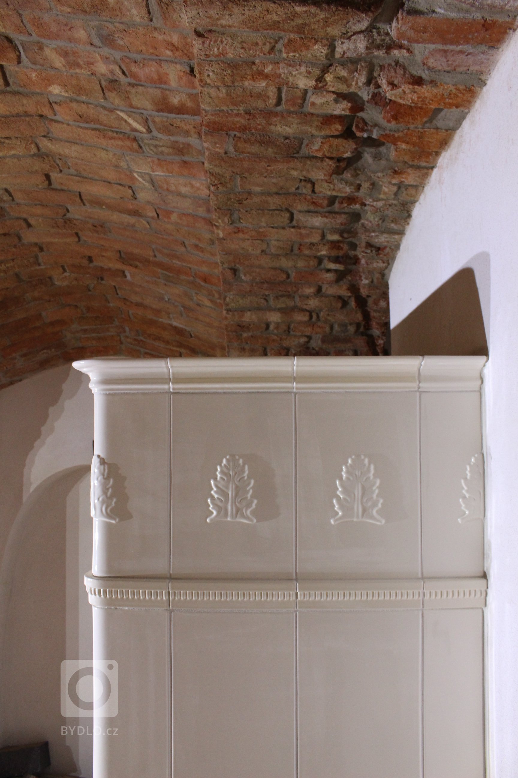 Motiv Lenner na realizaci sloupových kamen z jidřichohradeckého Kamnářství K-3. Kachle K&amp;K POKER Kamnářství Bechyně, římsa viola.
