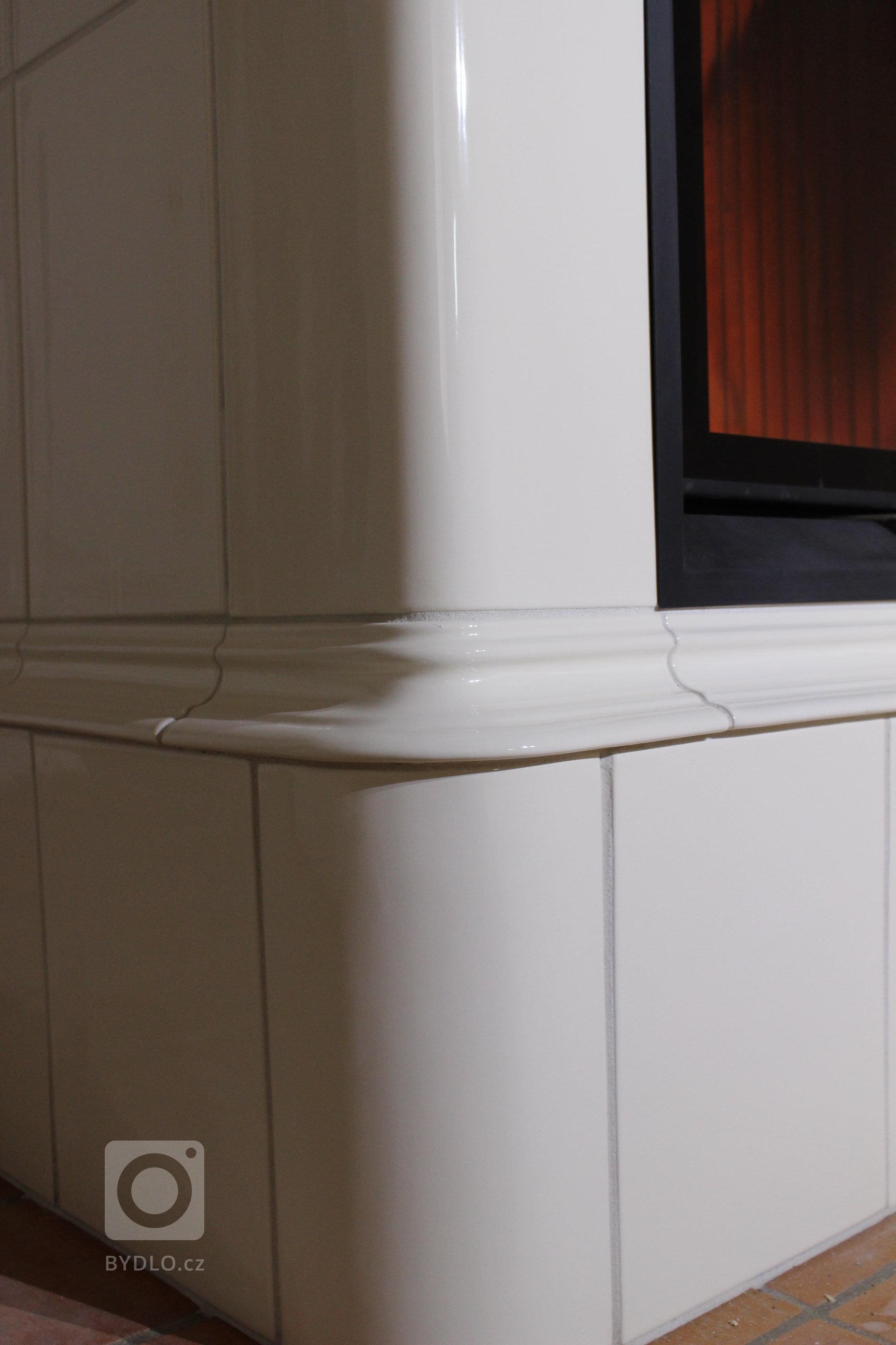 Motiv Lenner na realizaci sloupových kamen z jidřichohradeckého Kamnářství K-3. Kachle K&amp;K POKER Kamnářství Bechyně, římsa viola.
