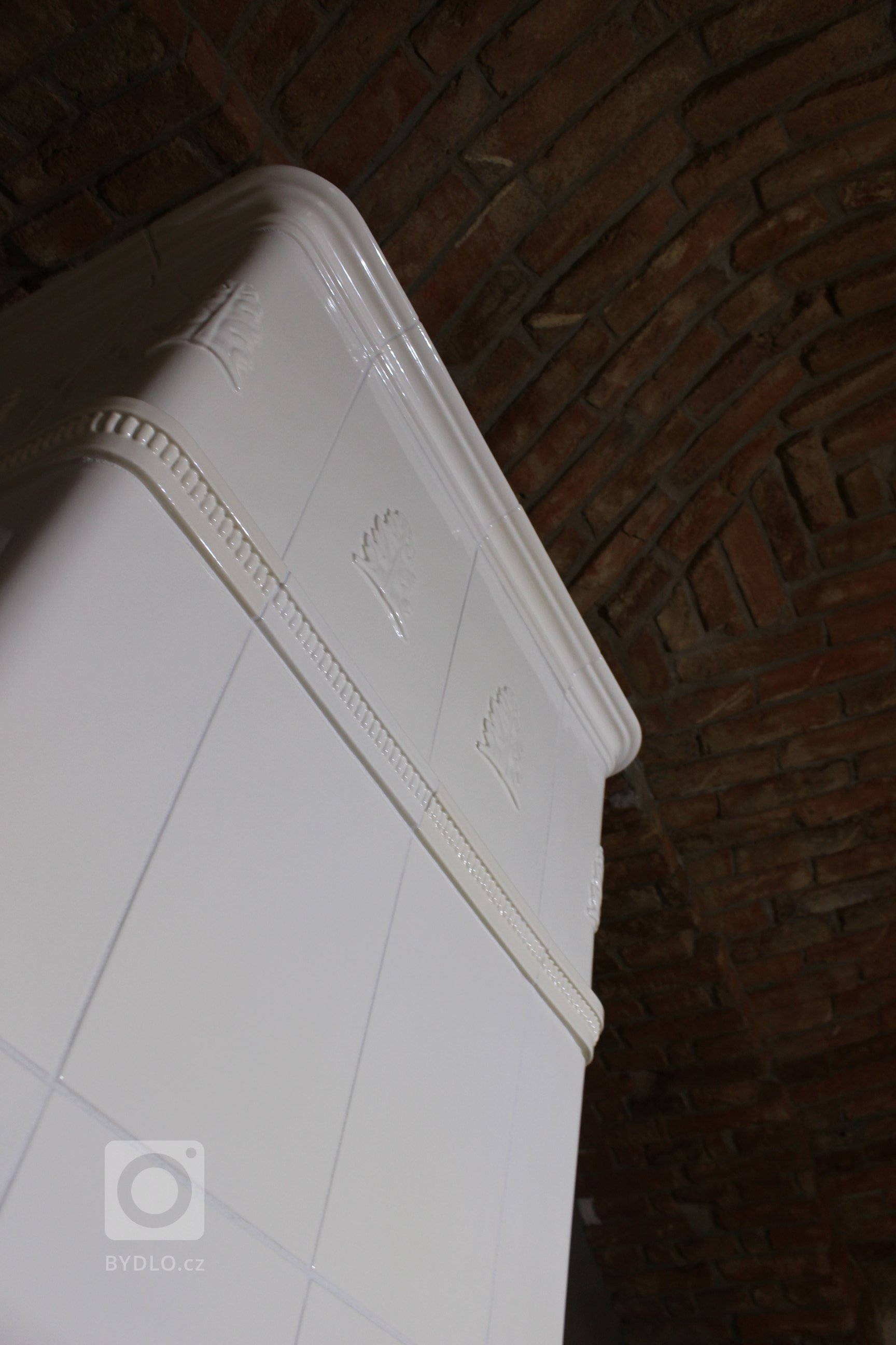 Motiv Lenner na realizaci sloupových kamen z jidřichohradeckého Kamnářství K-3. Kachle K&amp;K POKER Kamnářství Bechyně, římsa viola.
