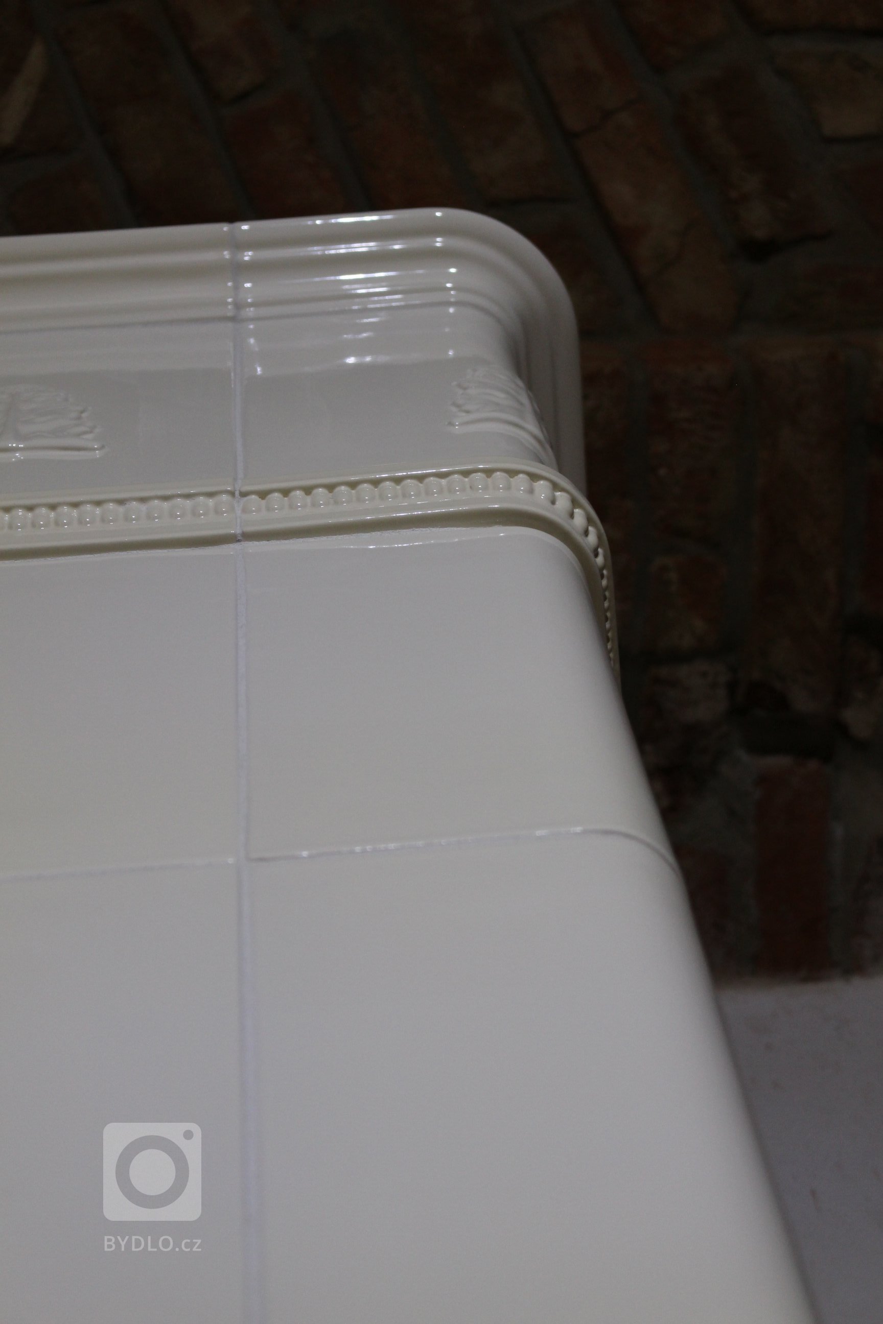 Motiv Lenner na realizaci sloupových kamen z jidřichohradeckého Kamnářství K-3. Kachle K&amp;K POKER Kamnářství Bechyně, římsa viola.
