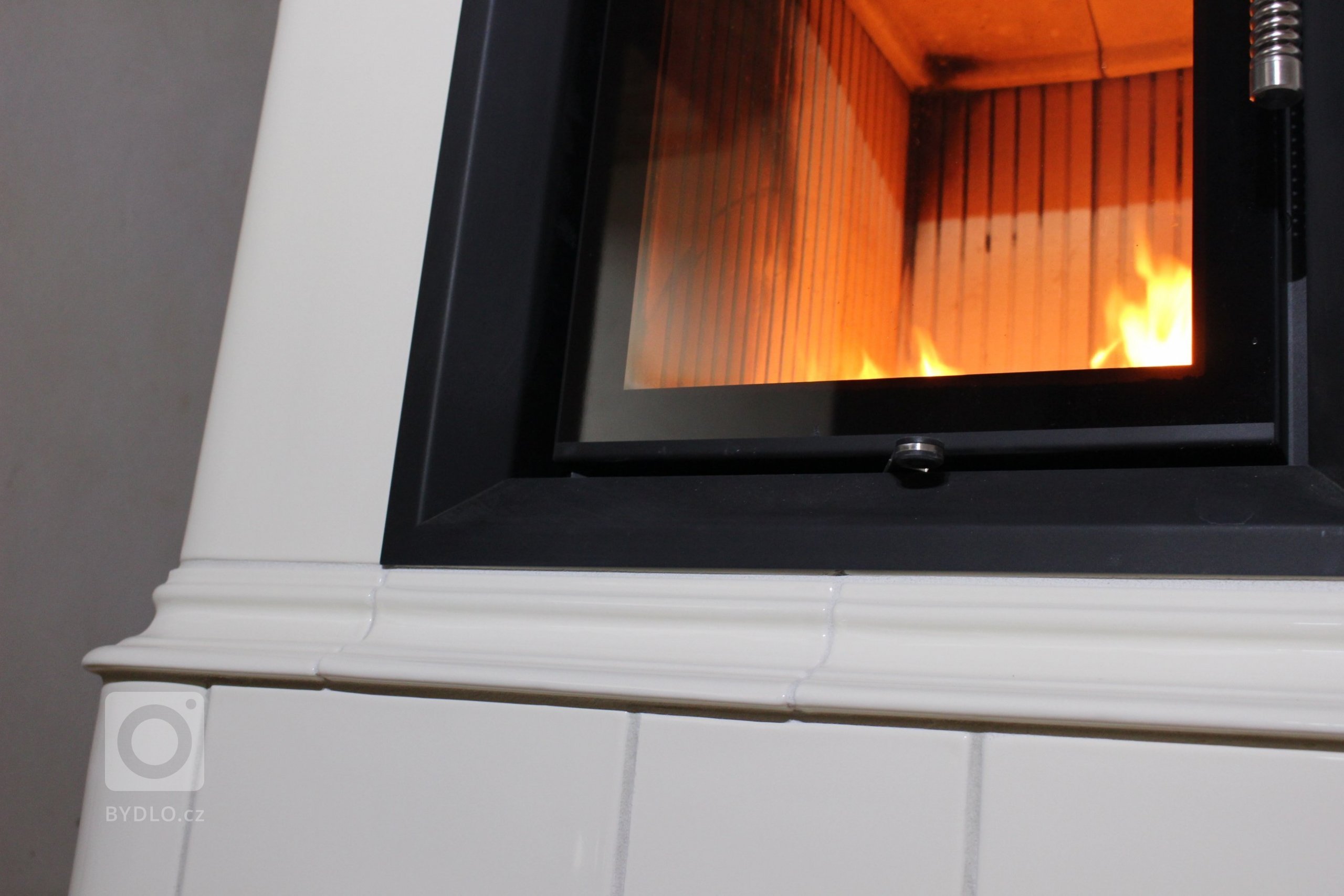 Motiv Lenner na realizaci sloupových kamen z jidřichohradeckého Kamnářství K-3. Kachle K&amp;K POKER Kamnářství Bechyně, římsa viola.
