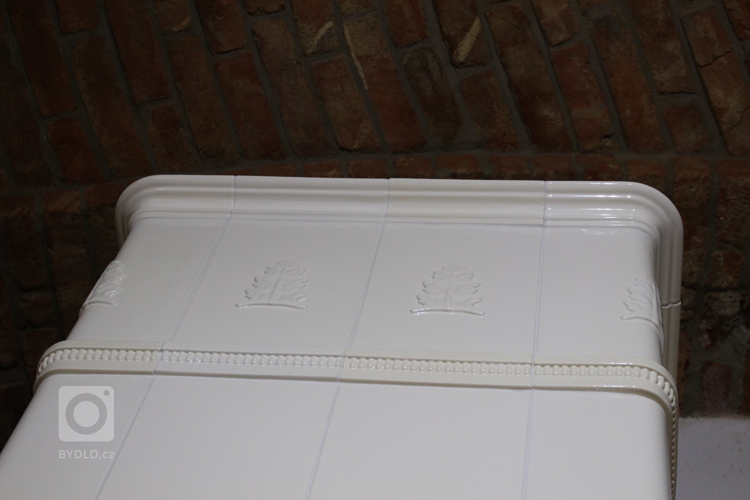 Motiv Lenner na realizaci sloupových kamen z jidřichohradeckého Kamnářství K-3. Kachle K&amp;K POKER Kamnářství Bechyně, římsa viola.
