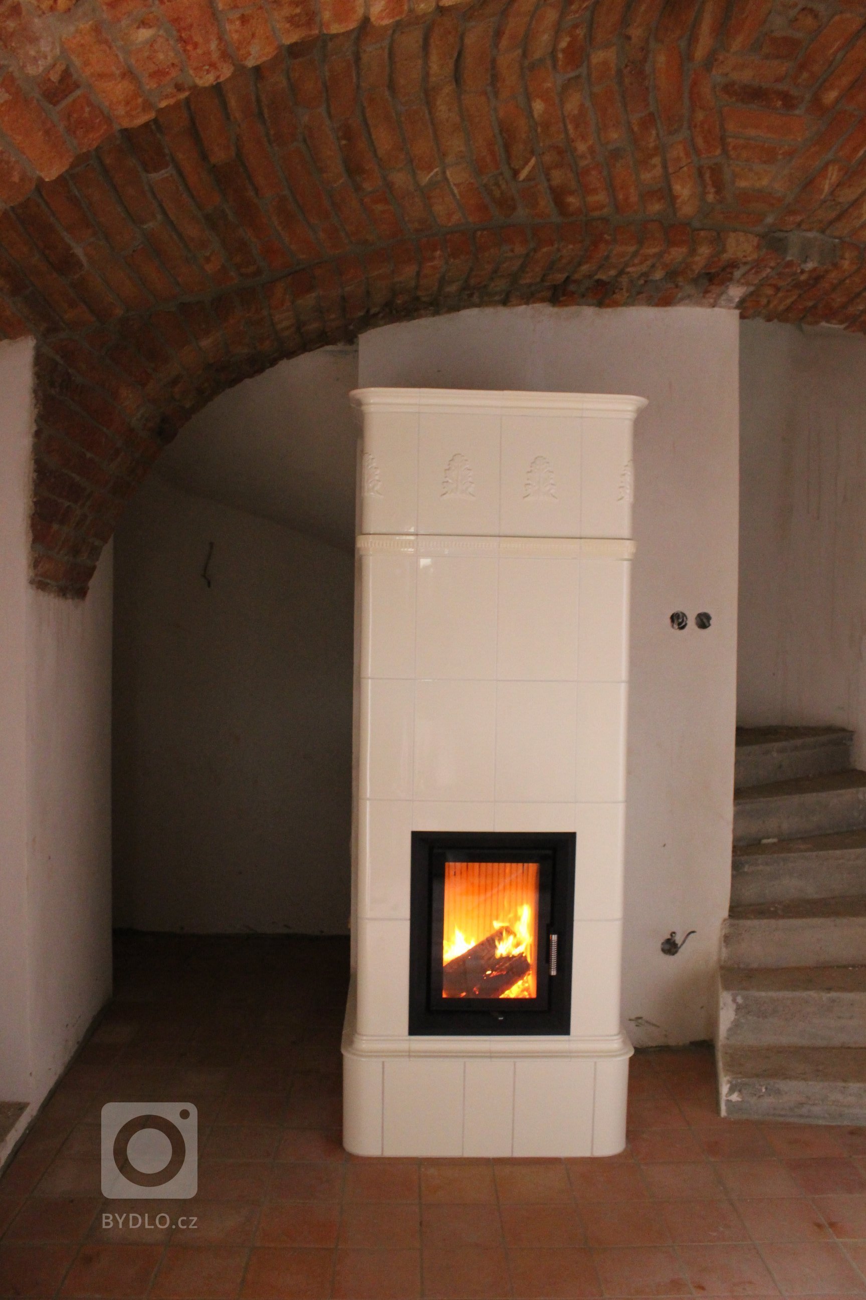 Motiv Lenner na realizaci sloupových kamen z jidřichohradeckého Kamnářství K-3. Kachle K&amp;K POKER Kamnářství Bechyně, římsa viola.
