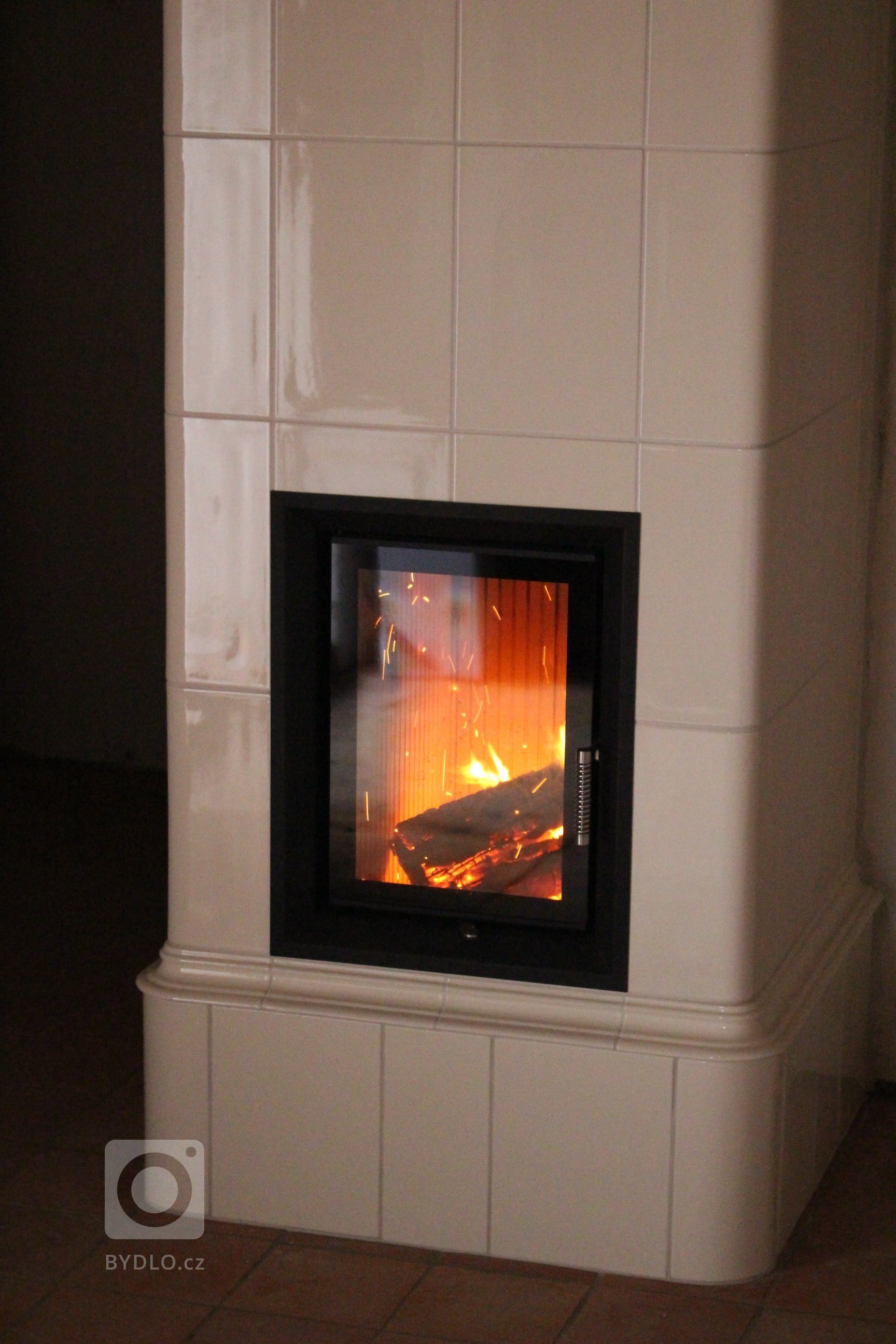 Motiv Lenner na realizaci sloupových kamen z jidřichohradeckého Kamnářství K-3. Kachle K&amp;K POKER Kamnářství Bechyně, římsa viola.
