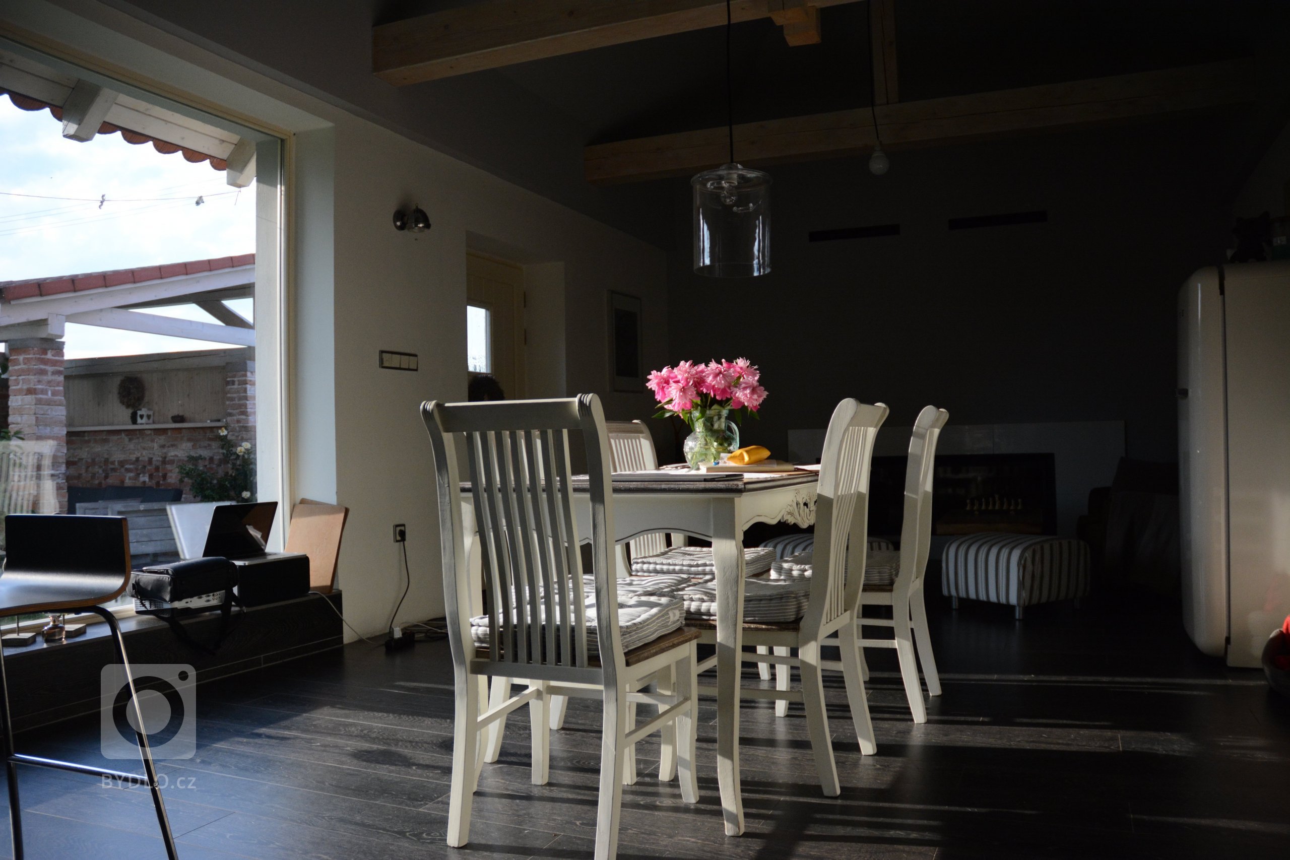 Jídelný stůl je postavený tak, aby bylo co nejlépe vidět ven. Lidé se pak stávají prakticky součástí okolní přírody.