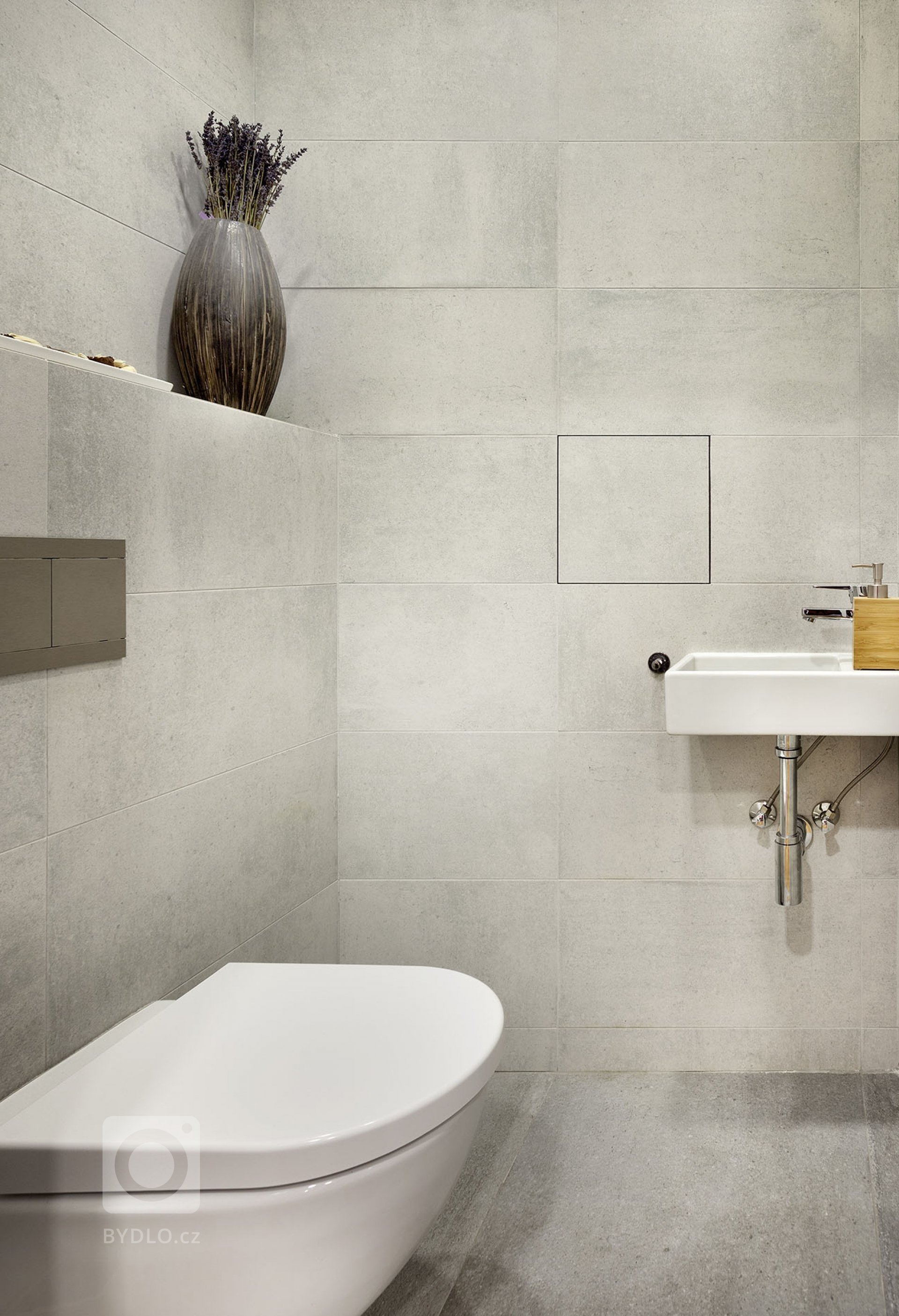 Předmětem stavebních úprav byl třípokojový byt v&nbsp;panelovém domě v&nbsp;Praze-Chodově. Zadáním bylo vytvoření moderního světlého interiéru a upravení…