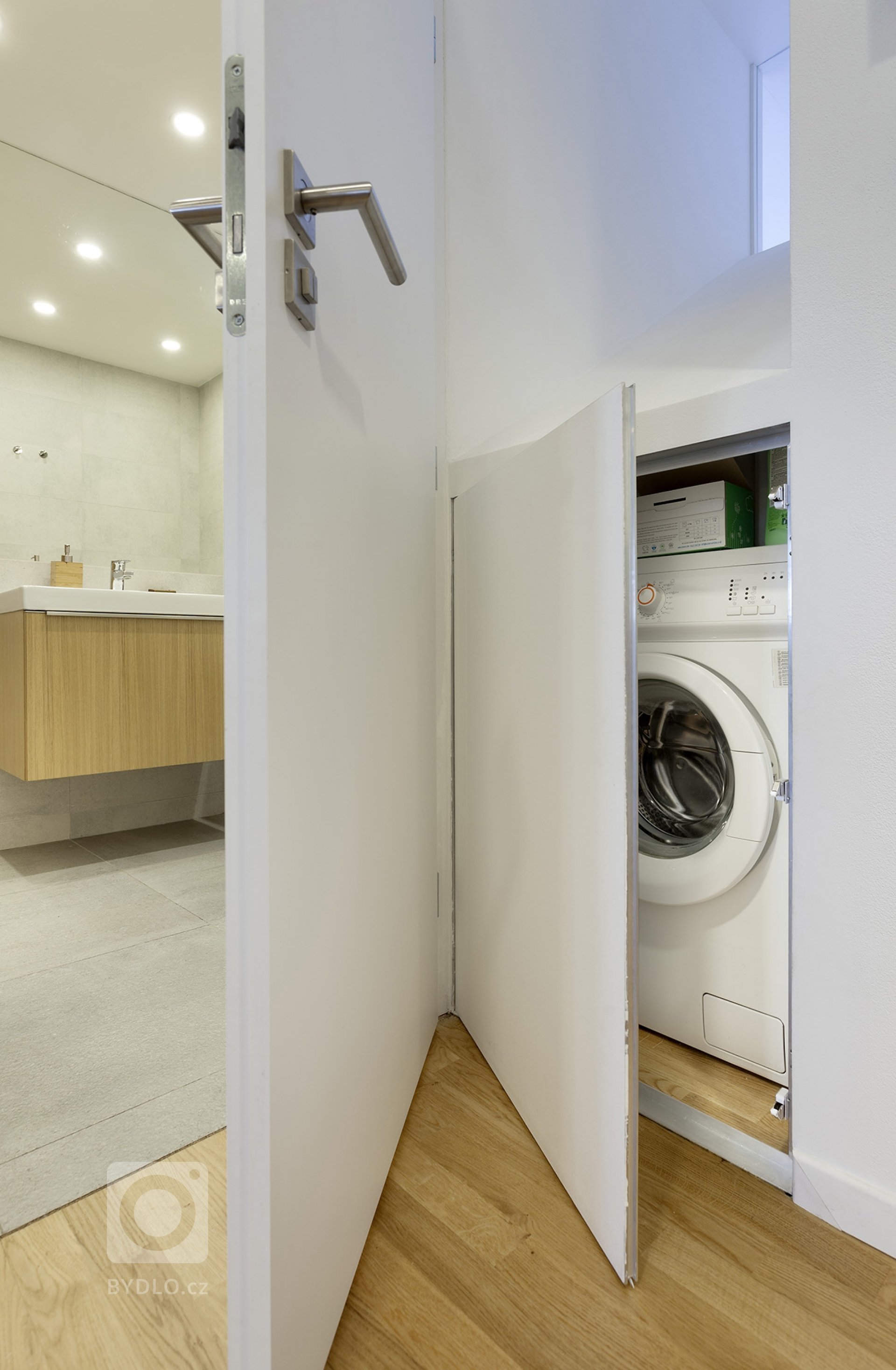 Předmětem stavebních úprav byl třípokojový byt v&nbsp;panelovém domě v&nbsp;Praze-Chodově. Zadáním bylo vytvoření moderního světlého interiéru a upravení…