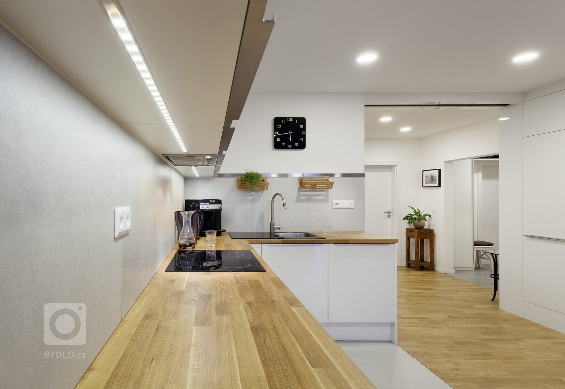 Předmětem stavebních úprav byl třípokojový byt v&nbsp;panelovém domě v&nbsp;Praze-Chodově. Zadáním bylo vytvoření moderního světlého interiéru a upravení…