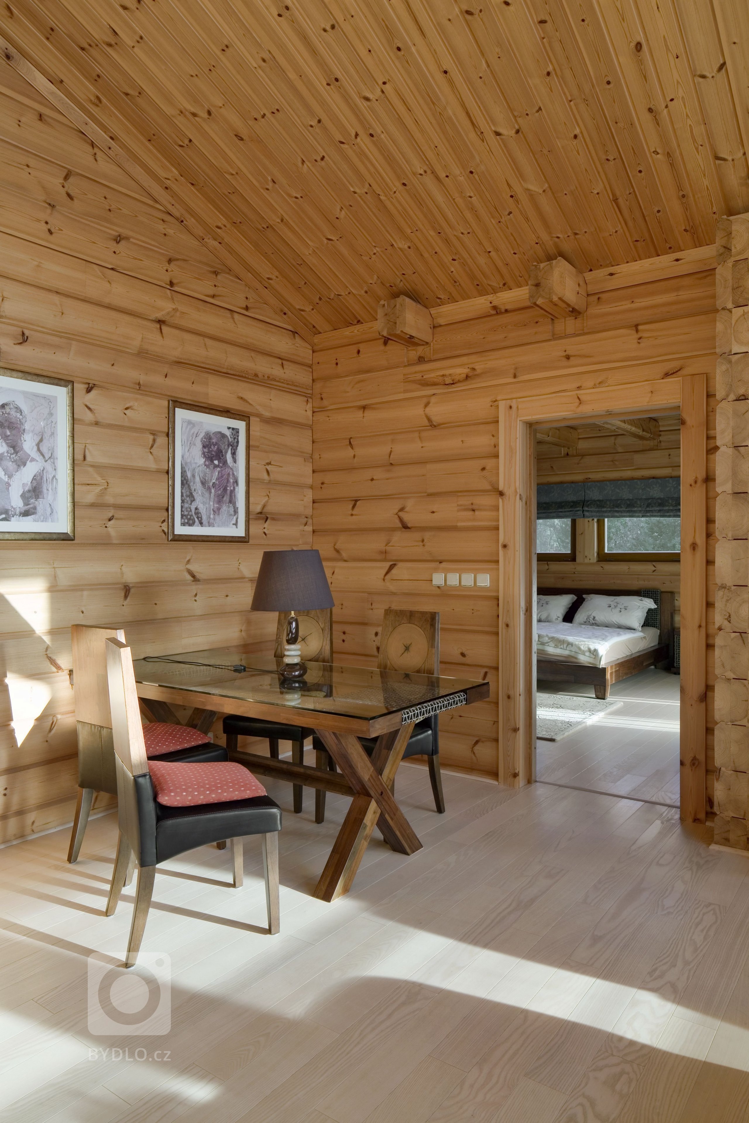 Finský srubový dům se stylovým interiérem v přírodních tónech postavený na Slapech. Dům je postavený technologií nesedavých trámů z arktické borovice
