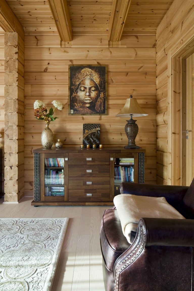 Finský srubový dům se stylovým interiérem v přírodních tónech postavený na Slapech. Dům je postavený technologií nesedavých trámů z arktické borovice
