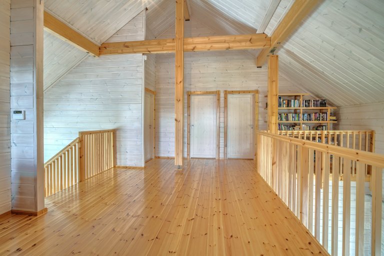 Prostorný finský srubový dům &nbsp;z nesedavých trámů vyrobených unikátní technologií z pomalu rostlé arktické borovice. Dřevo je ponecháno v přírodní barvě. V…