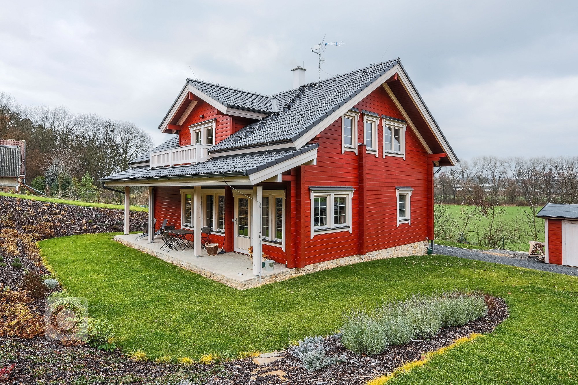 Finský srubový dům Kontio byl postaven v malebném prostředí v blízkosti řeky Ohře. Faluňská červeň použitá jako vnější nátěr dělá z domu skutečný originál. Dům…