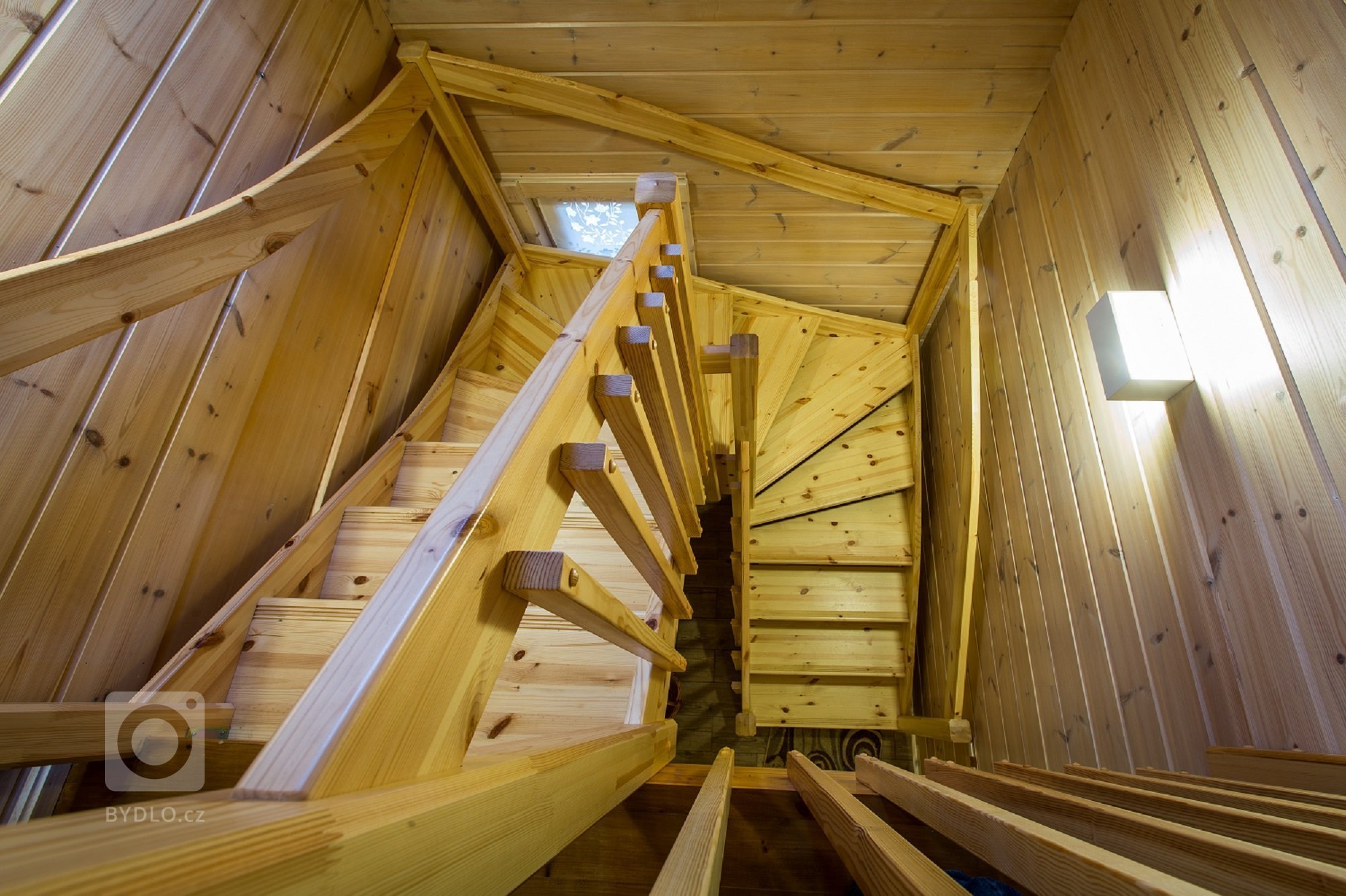 Finský srubový dům Kontio byl postaven v malebném prostředí v blízkosti řeky Ohře. Faluňská červeň použitá jako vnější nátěr dělá z domu skutečný originál. Dům…