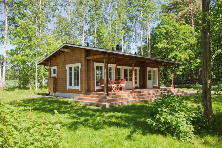 Útulná srubová chata KONTIO má vše pro dokonalý odpočinek pro Vaši mysl i tělo.&nbsp;Nechte se unést vůní finské borovice, kterou ke stavbě srubových domů a…