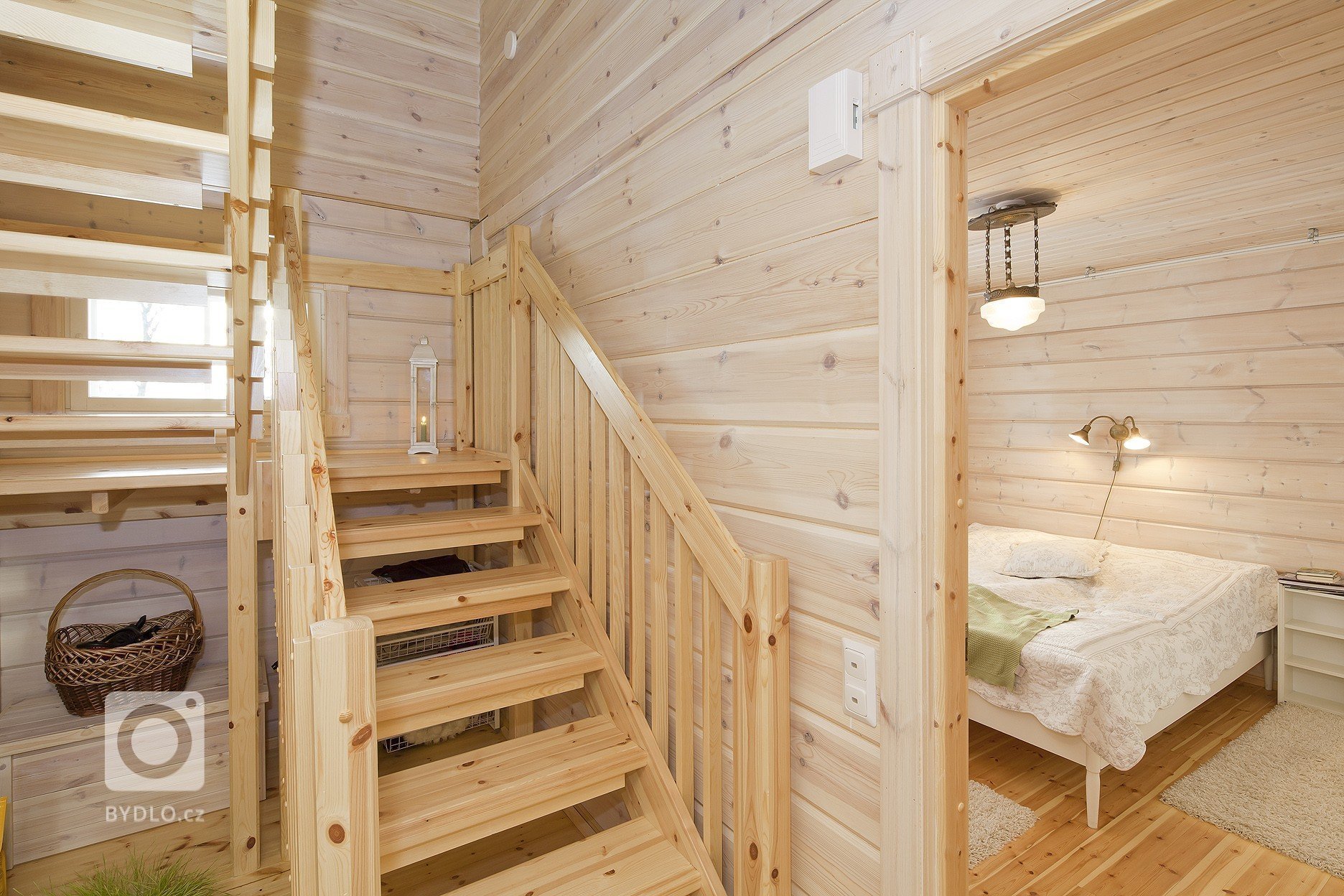 Další z velice&nbsp;povedených realizací srubového domu KONTIO na přání majitelů. Dřevěný interiér v přírodních odstínech&nbsp;vytváří unikatní atmosféru.…