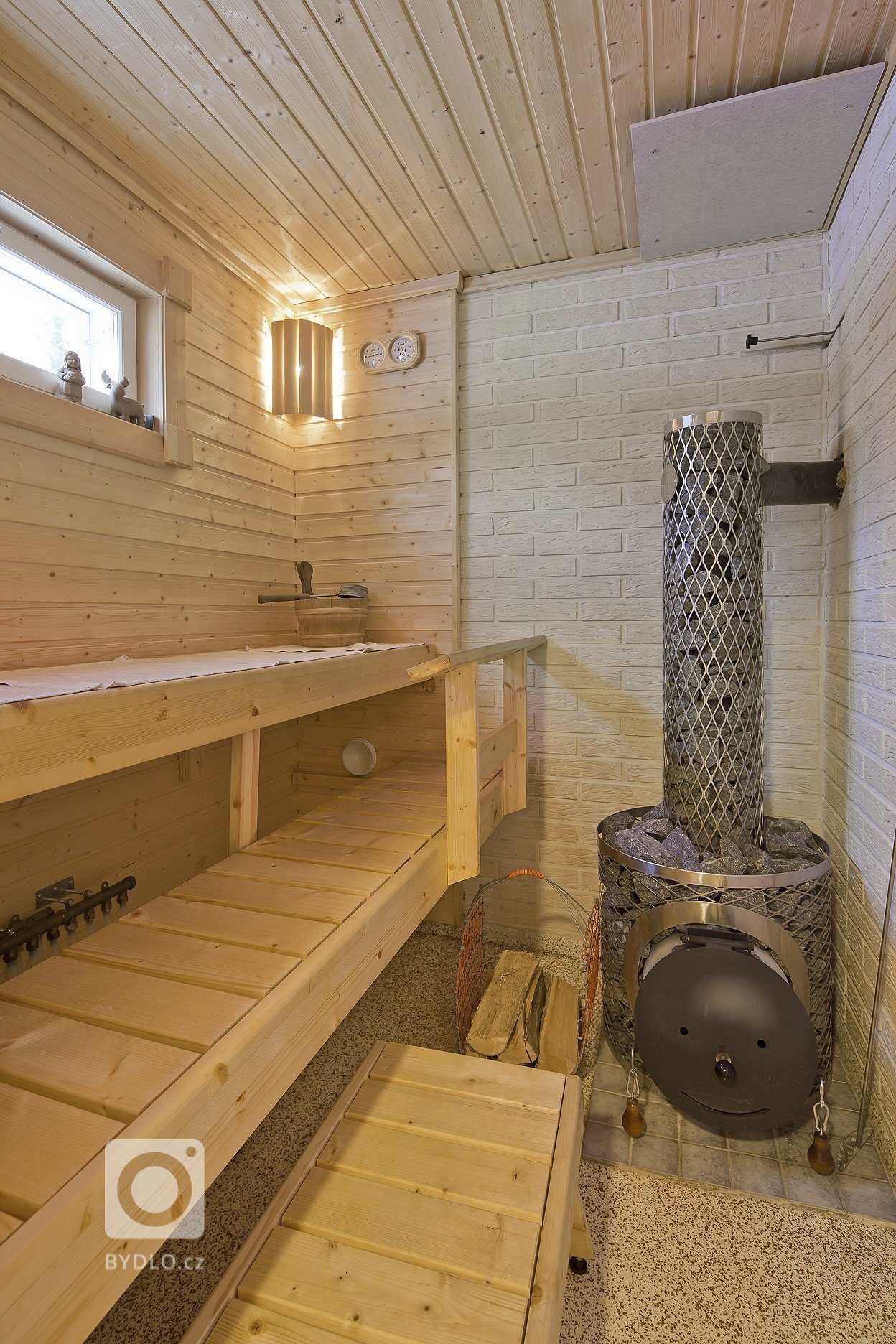 Další z velice&nbsp;povedených realizací srubového domu KONTIO na přání majitelů. Dřevěný interiér v přírodních odstínech&nbsp;vytváří unikatní atmosféru.…