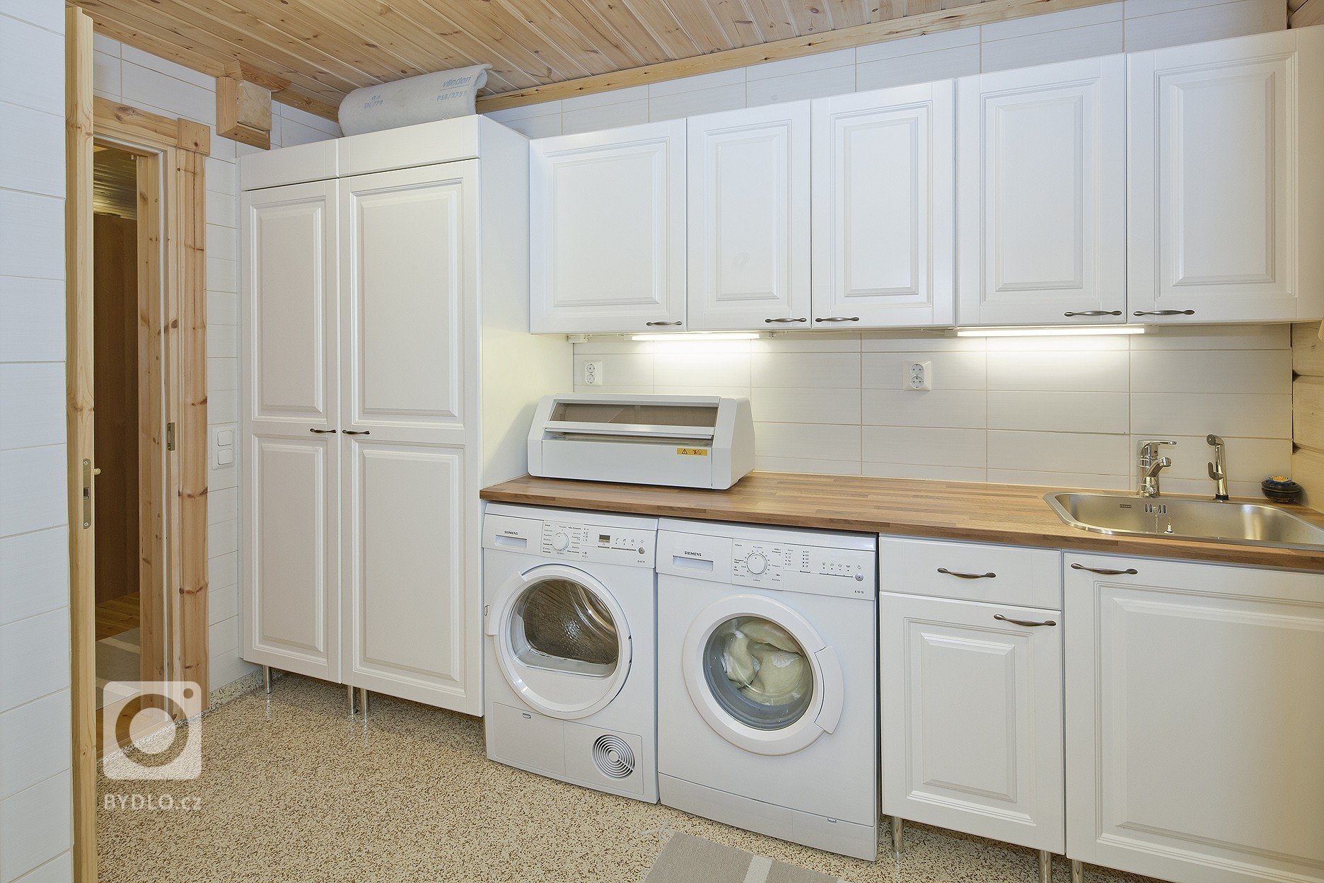 Další z velice&nbsp;povedených realizací srubového domu KONTIO na přání majitelů. Dřevěný interiér v přírodních odstínech&nbsp;vytváří unikatní atmosféru.…