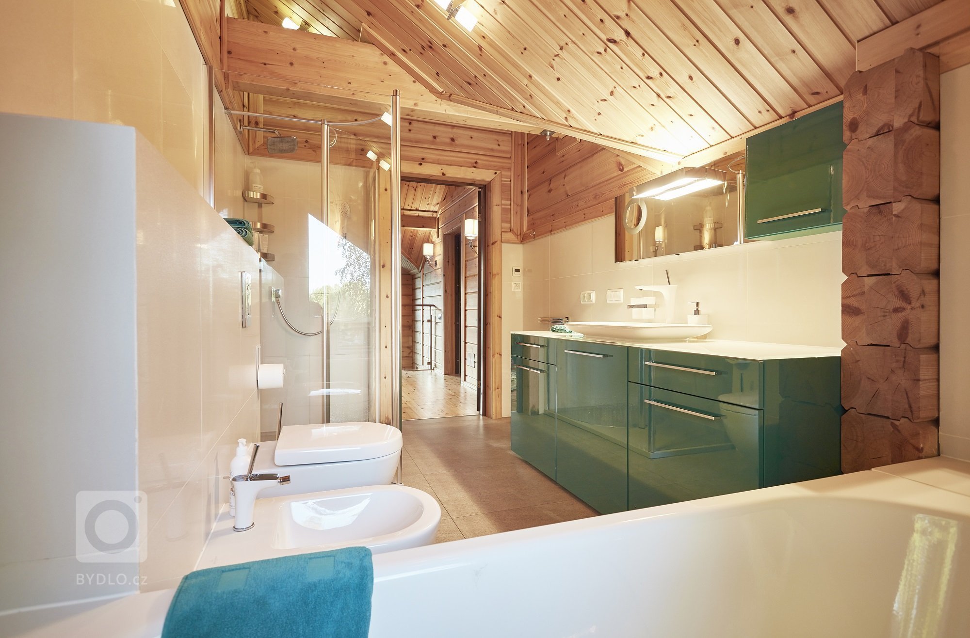 Pohádkový finský srubový dům KONTIO River House 2 se pyšní&nbsp;moderním interiérem, který klade důraz zejména na přírodní tóny&nbsp;a citlivě mísí několik…