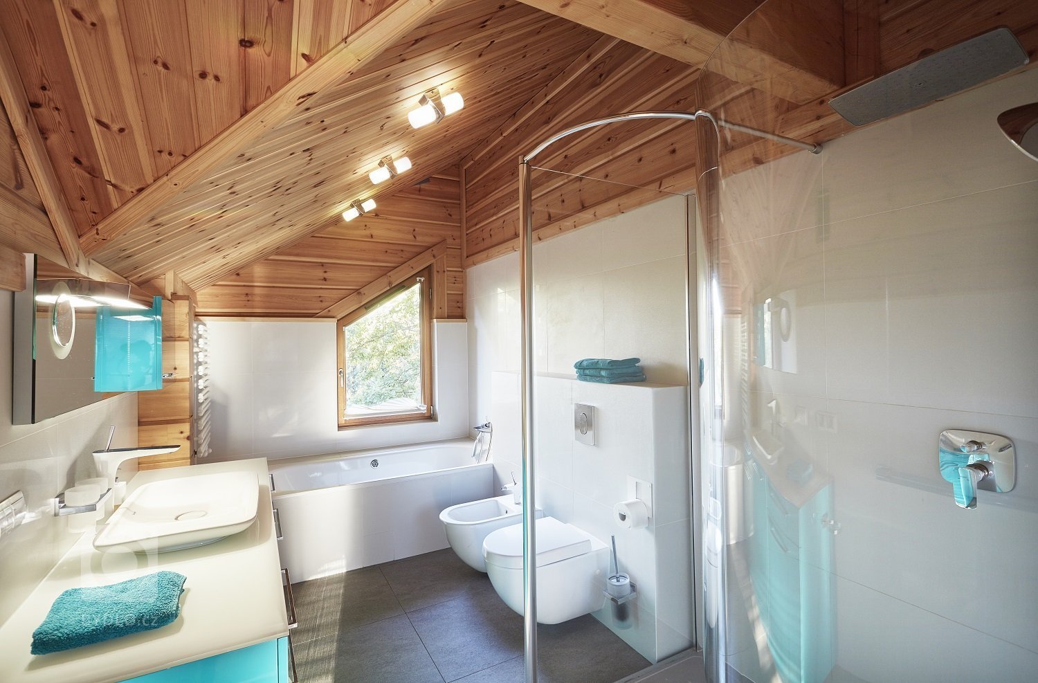 Pohádkový finský srubový dům KONTIO River House 2 se pyšní&nbsp;moderním interiérem, který klade důraz zejména na přírodní tóny&nbsp;a citlivě mísí několik…