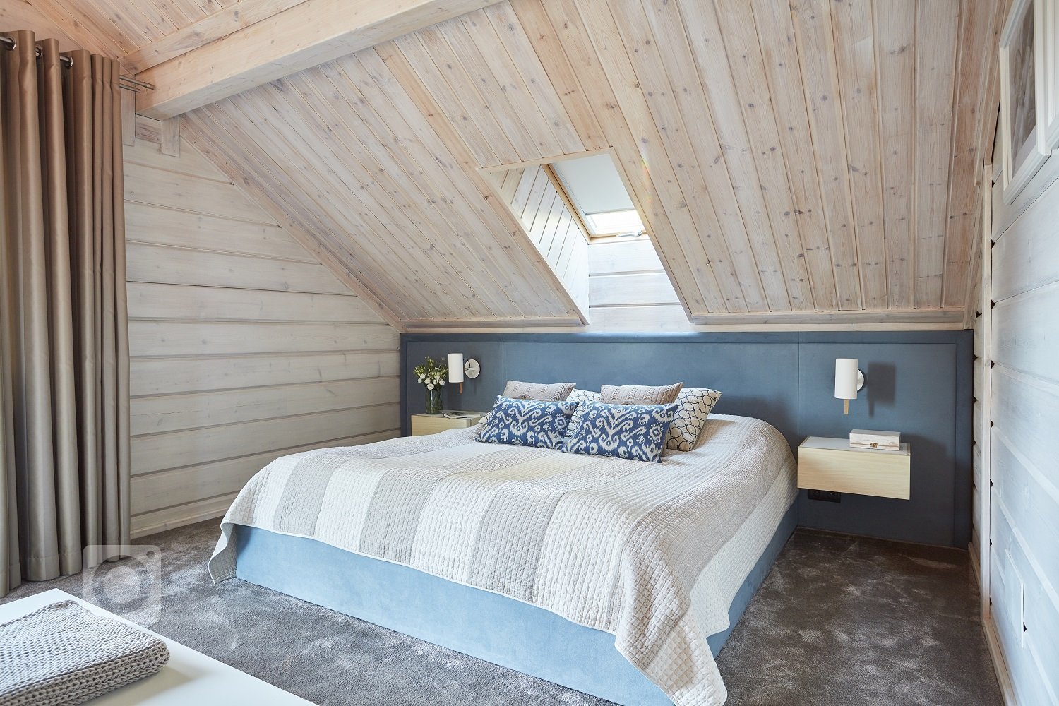 Pohádkový finský srubový dům KONTIO River House 2 se pyšní&nbsp;moderním interiérem, který klade důraz zejména na přírodní tóny&nbsp;a citlivě mísí několik…