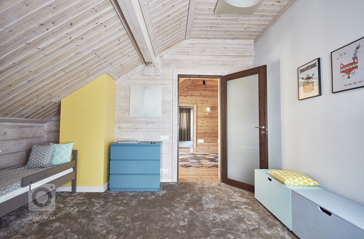 Pohádkový finský srubový dům KONTIO River House 2 se pyšní&nbsp;moderním interiérem, který klade důraz zejména na přírodní tóny&nbsp;a citlivě mísí několik…