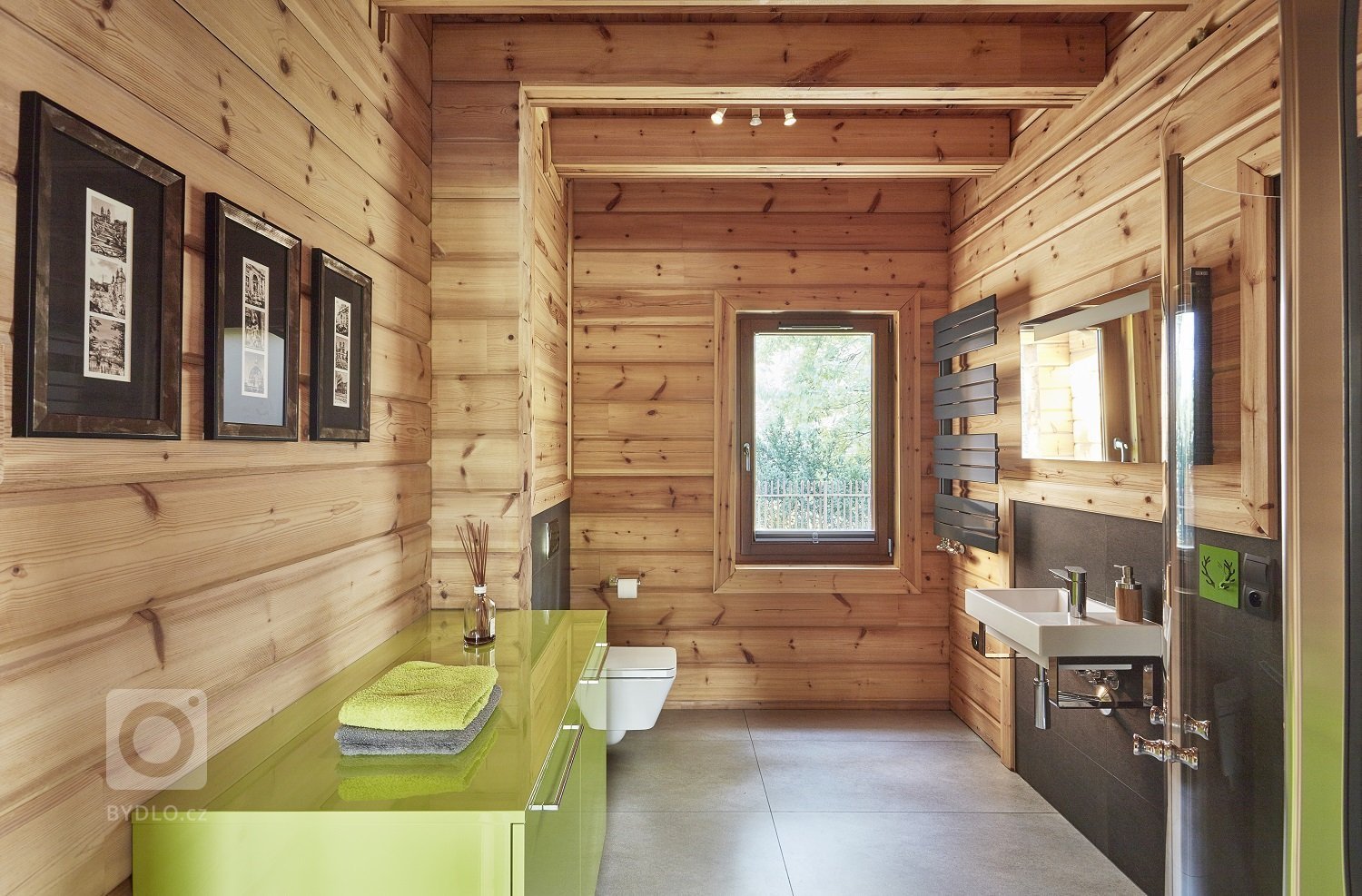 Pohádkový finský srubový dům KONTIO River House 2 se pyšní&nbsp;moderním interiérem, který klade důraz zejména na přírodní tóny&nbsp;a citlivě mísí několik…