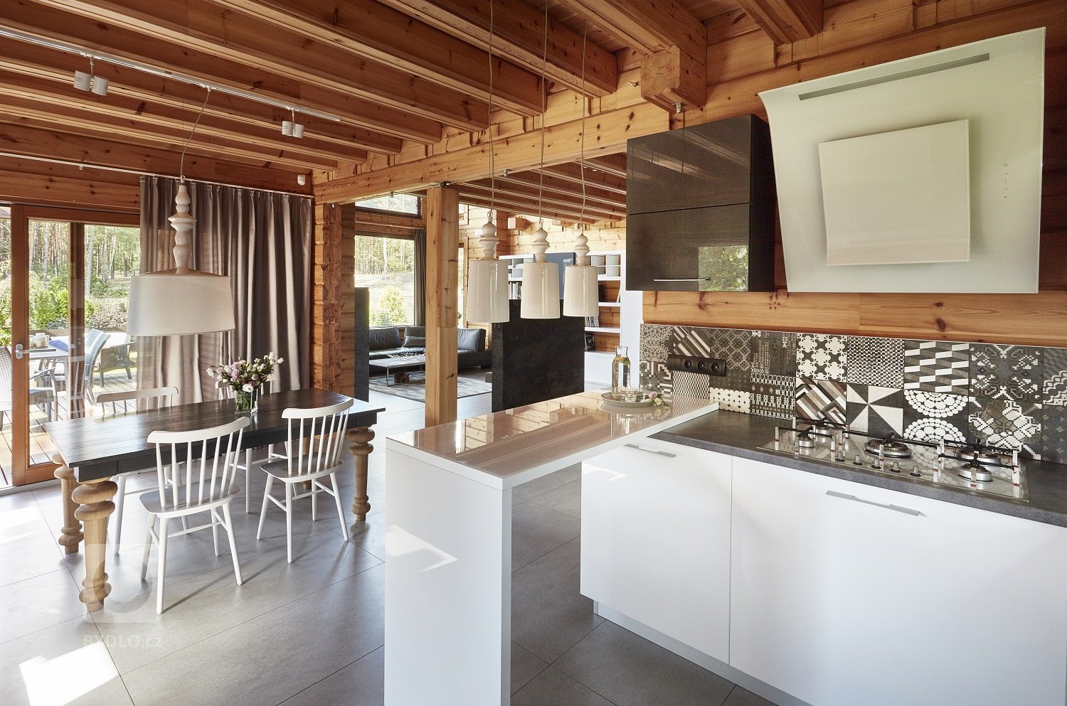 Pohádkový finský srubový dům KONTIO River House 2 se pyšní&nbsp;moderním interiérem, který klade důraz zejména na přírodní tóny&nbsp;a citlivě mísí několik…