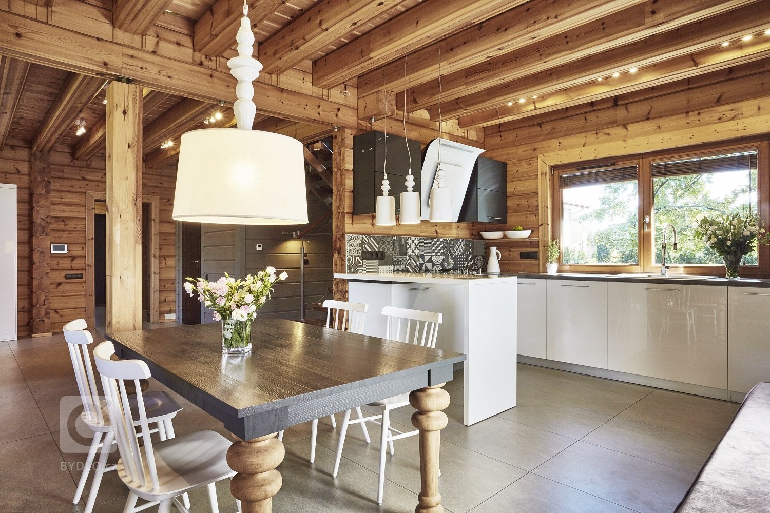 Pohádkový finský srubový dům KONTIO River House 2 se pyšní&nbsp;moderním interiérem, který klade důraz zejména na přírodní tóny&nbsp;a citlivě mísí několik…