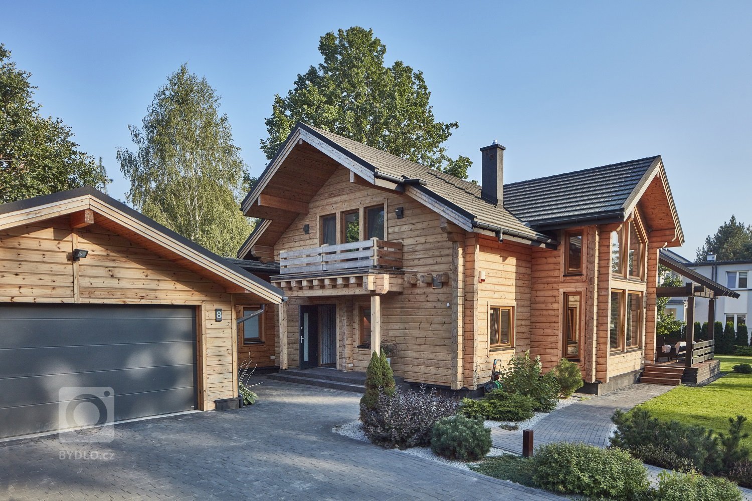 Pohádkový finský srubový dům KONTIO River House 2 se pyšní&nbsp;moderním interiérem, který klade důraz zejména na přírodní tóny&nbsp;a citlivě mísí několik…