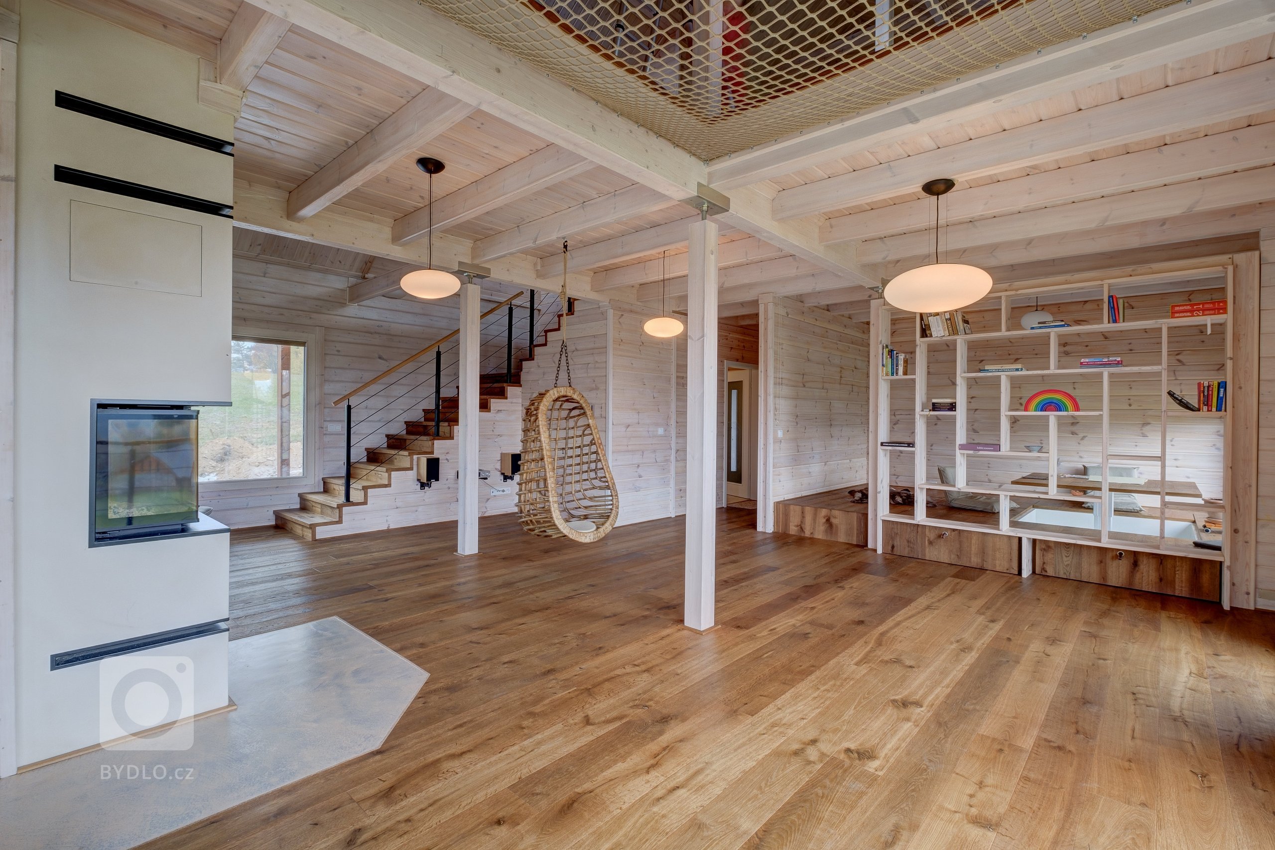 Prostorný dům v šumavské stráni postavený z masivních hranolů finské, polární borovice.
