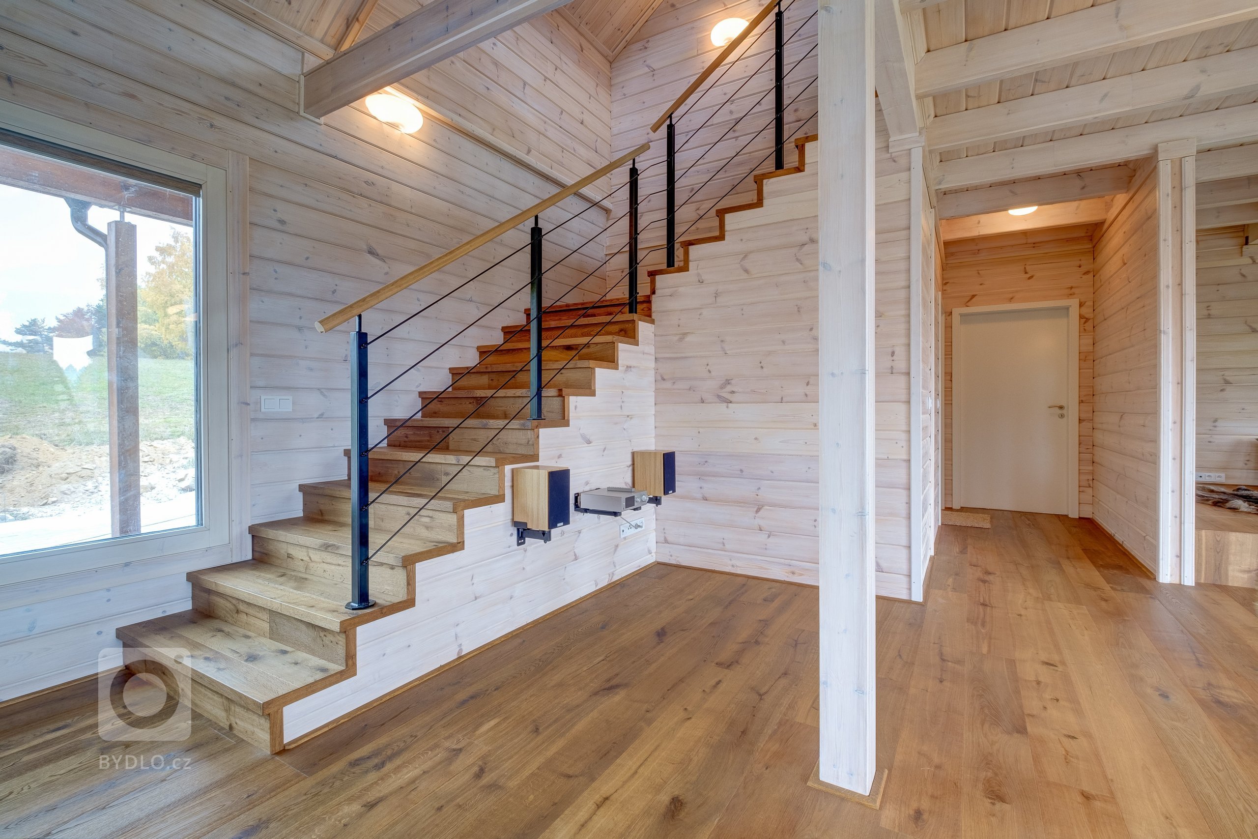 Prostorný dům v šumavské stráni postavený z masivních hranolů finské, polární borovice.
