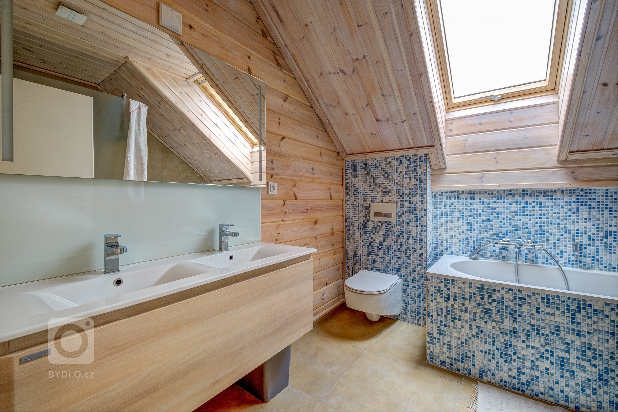 Prostorný dům v šumavské stráni postavený z masivních hranolů finské, polární borovice.
