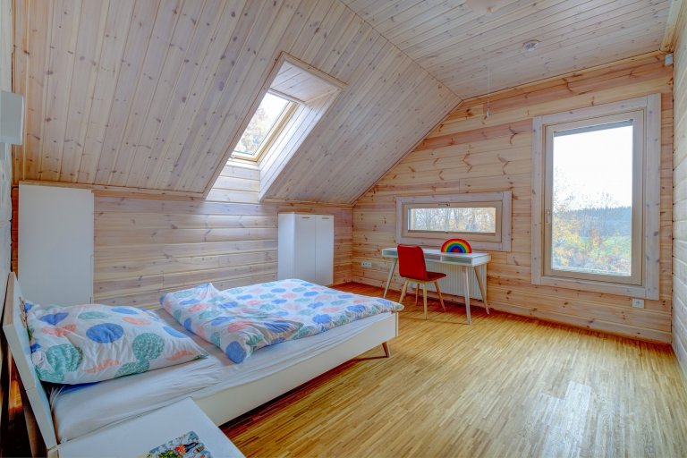 Prostorný dům v šumavské stráni postavený z masivních hranolů finské, polární borovice.
