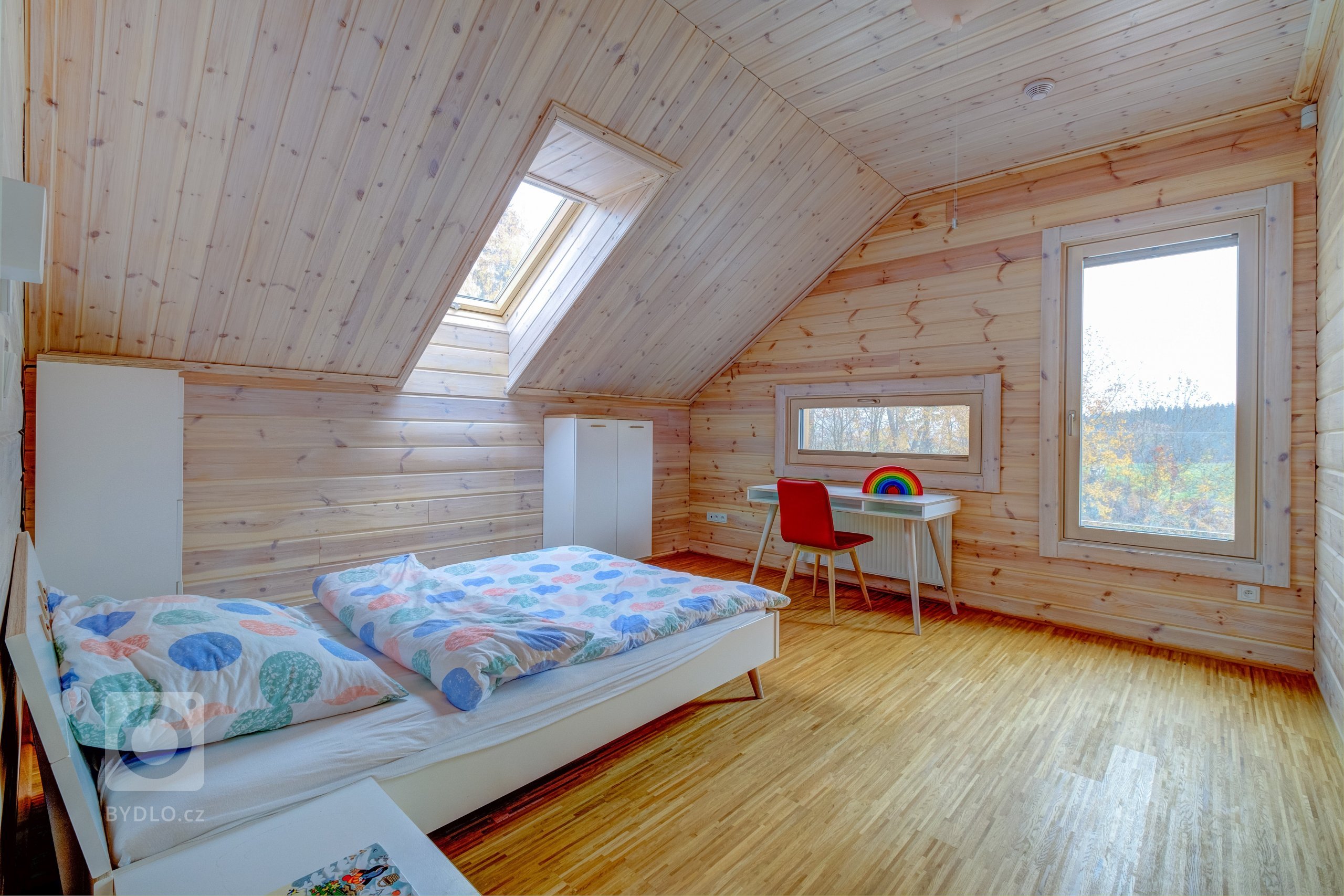 Prostorný dům v šumavské stráni postavený z masivních hranolů finské, polární borovice.
