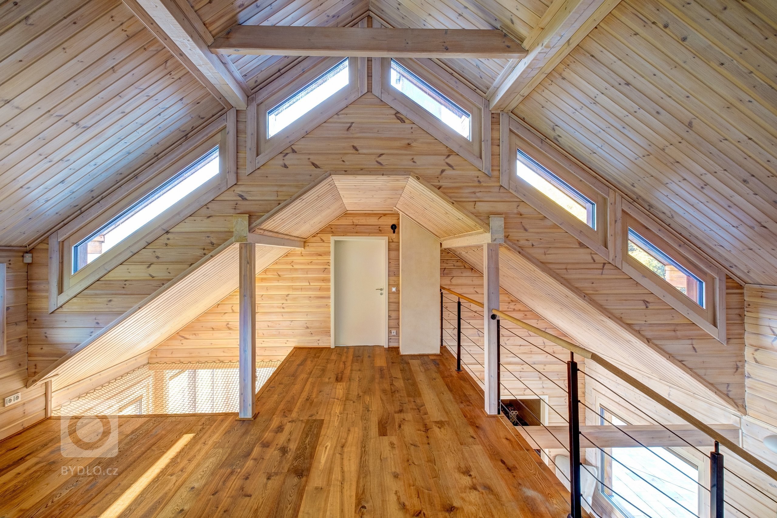 Prostorný dům v šumavské stráni postavený z masivních hranolů finské, polární borovice.
