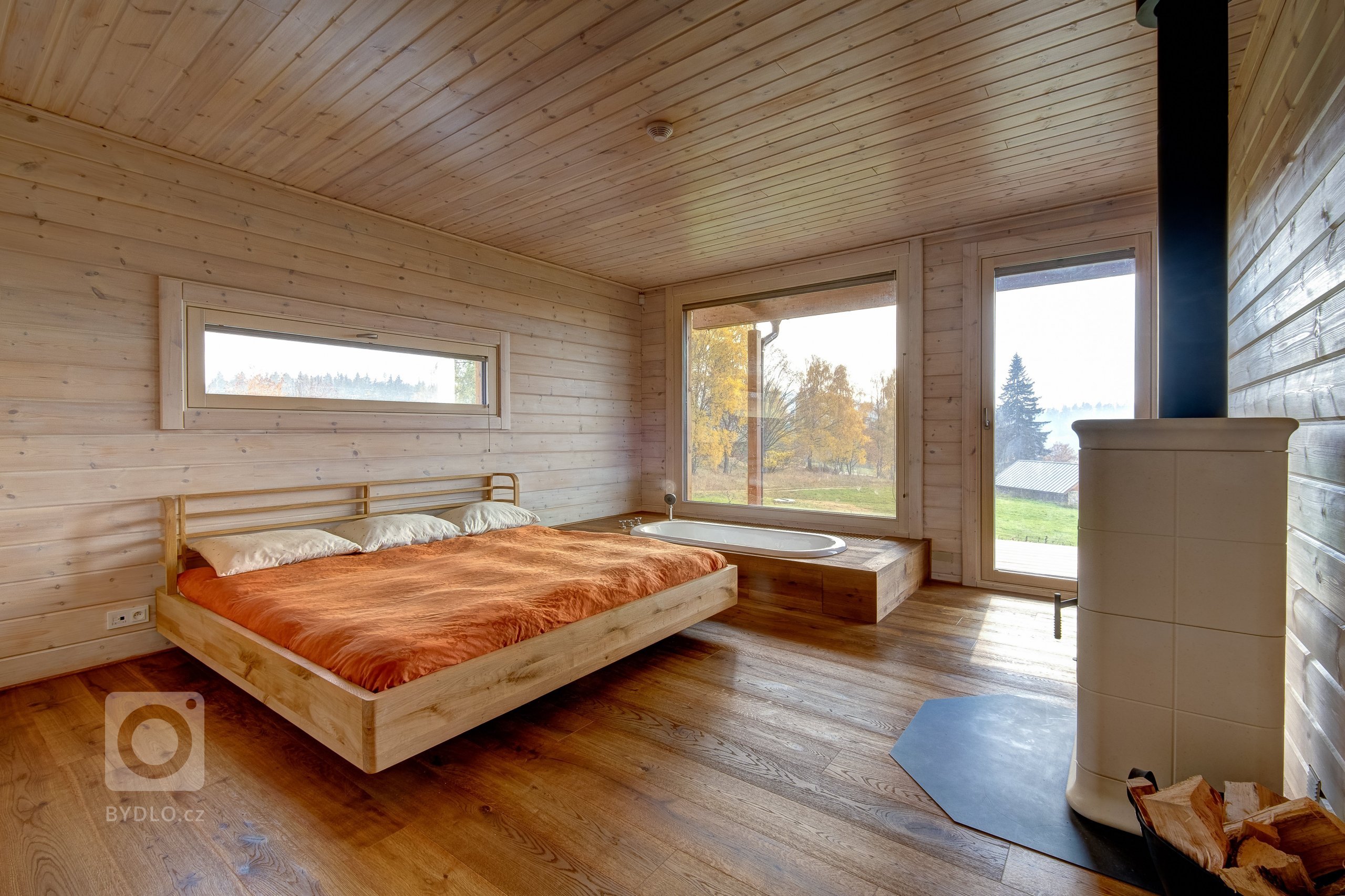 Prostorný dům v šumavské stráni postavený z masivních hranolů finské, polární borovice.
