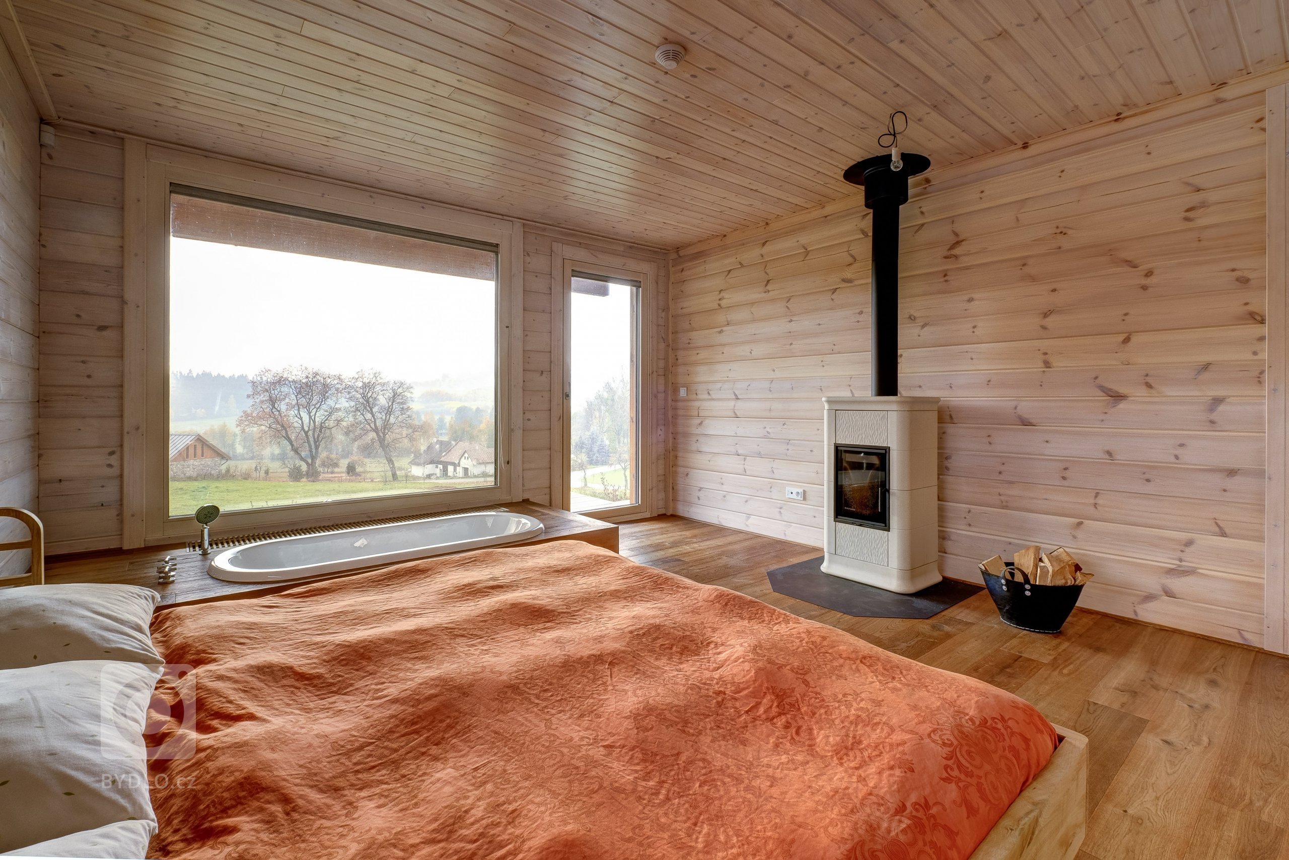 Prostorný dům v šumavské stráni postavený z masivních hranolů finské, polární borovice.
