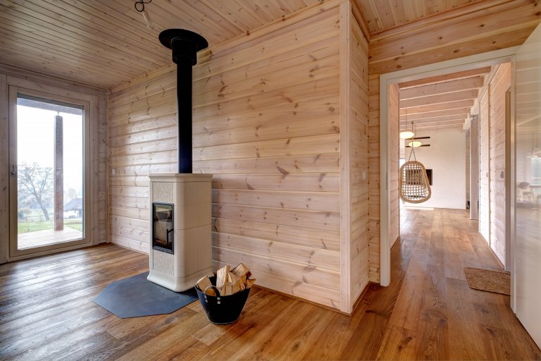 Prostorný dům v šumavské stráni postavený z masivních hranolů finské, polární borovice.
