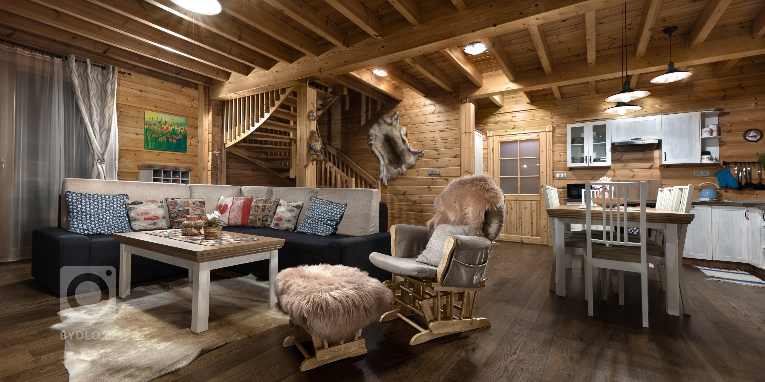 Dva dřevěné domy v&nbsp;tradičním stylu na úpatí Vysokých Tater

Majitel je milovníkem klasiky, tradic a také slovenského folkloru a jeho přáním bylo, aby…